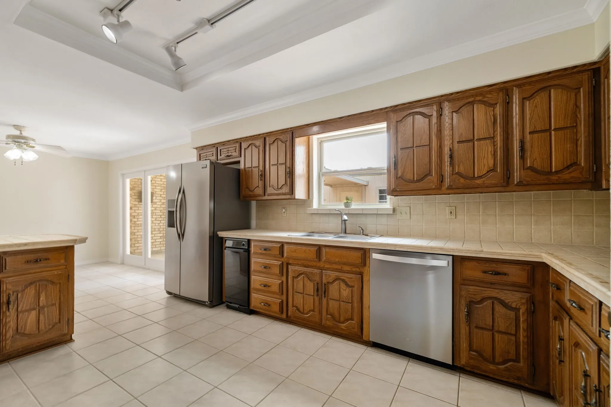 Townhouse For Sale in Dallas County , 3020 Stonehenge Lane, Carrollton, Texas 75006, 2 Bedroom, 3 Bathroom, 2 Garage spaces, 2,408 Sqft, built in 1975, mls#21349012, Real Estate Agent in Carrollton, Homes For Sale in Dallas county, Homes For Sale in Carrollton, Realtor in Carrollton Texas, Real Estate Brokerage Independent Realty Texas, Luminita Cordes Realtor
