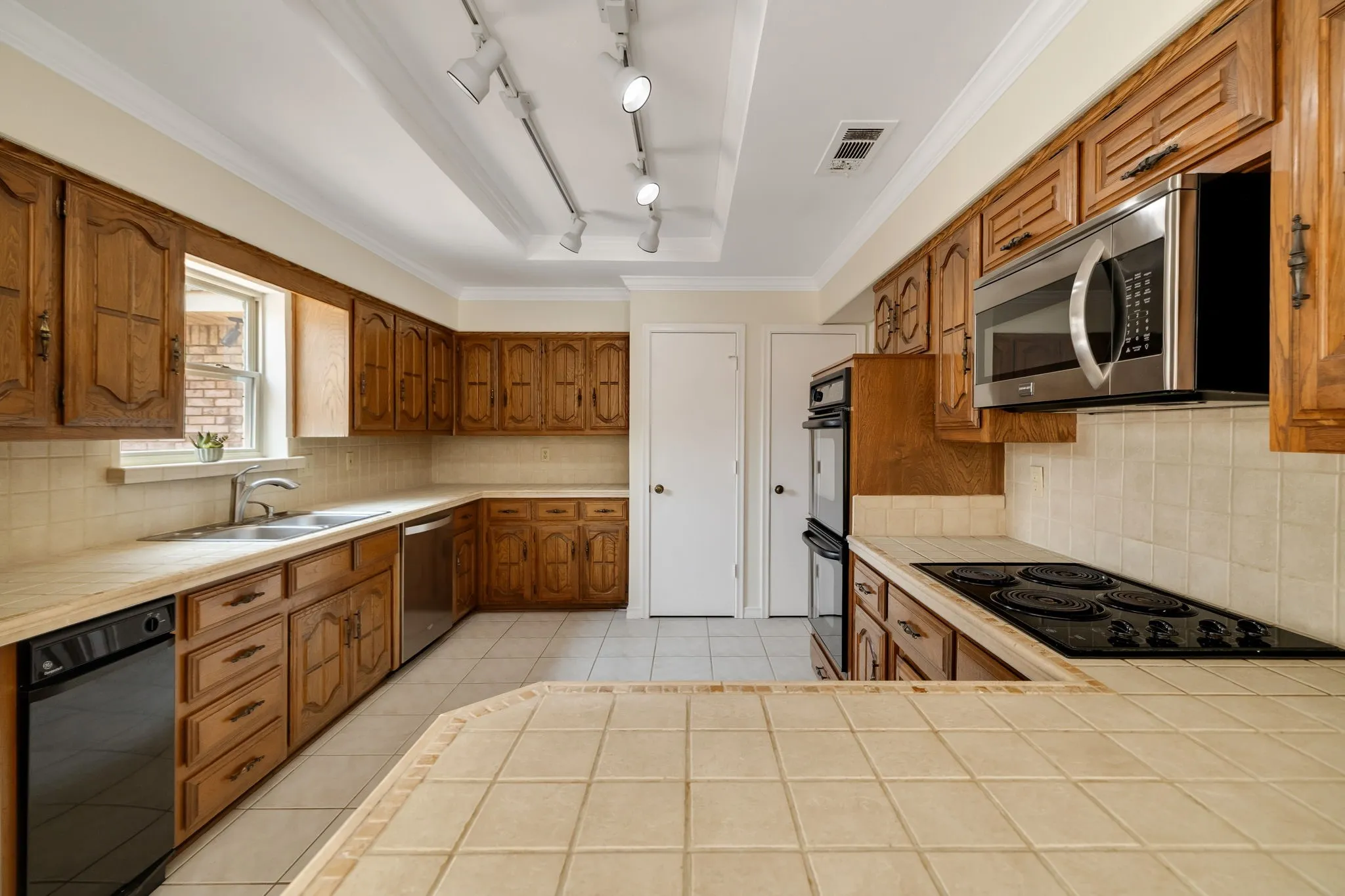 Townhouse For Sale in Dallas County , 3020 Stonehenge Lane, Carrollton, Texas 75006, 2 Bedroom, 3 Bathroom, 2 Garage spaces, 2,408 Sqft, built in 1975, mls#21349012, Real Estate Agent in Carrollton, Homes For Sale in Dallas county, Homes For Sale in Carrollton, Realtor in Carrollton Texas, Real Estate Brokerage Independent Realty Texas, Luminita Cordes Realtor