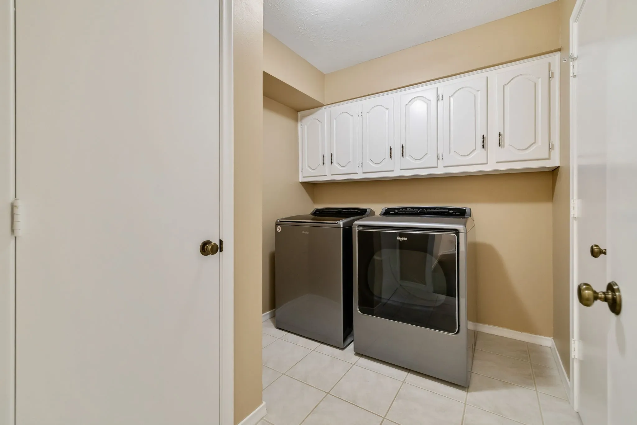 Townhouse For Sale in Dallas County , 3020 Stonehenge Lane, Carrollton, Texas 75006, 2 Bedroom, 3 Bathroom, 2 Garage spaces, 2,408 Sqft, built in 1975, mls#21349012, Real Estate Agent in Carrollton, Homes For Sale in Dallas county, Homes For Sale in Carrollton, Realtor in Carrollton Texas, Real Estate Brokerage Independent Realty Texas, Luminita Cordes Realtor