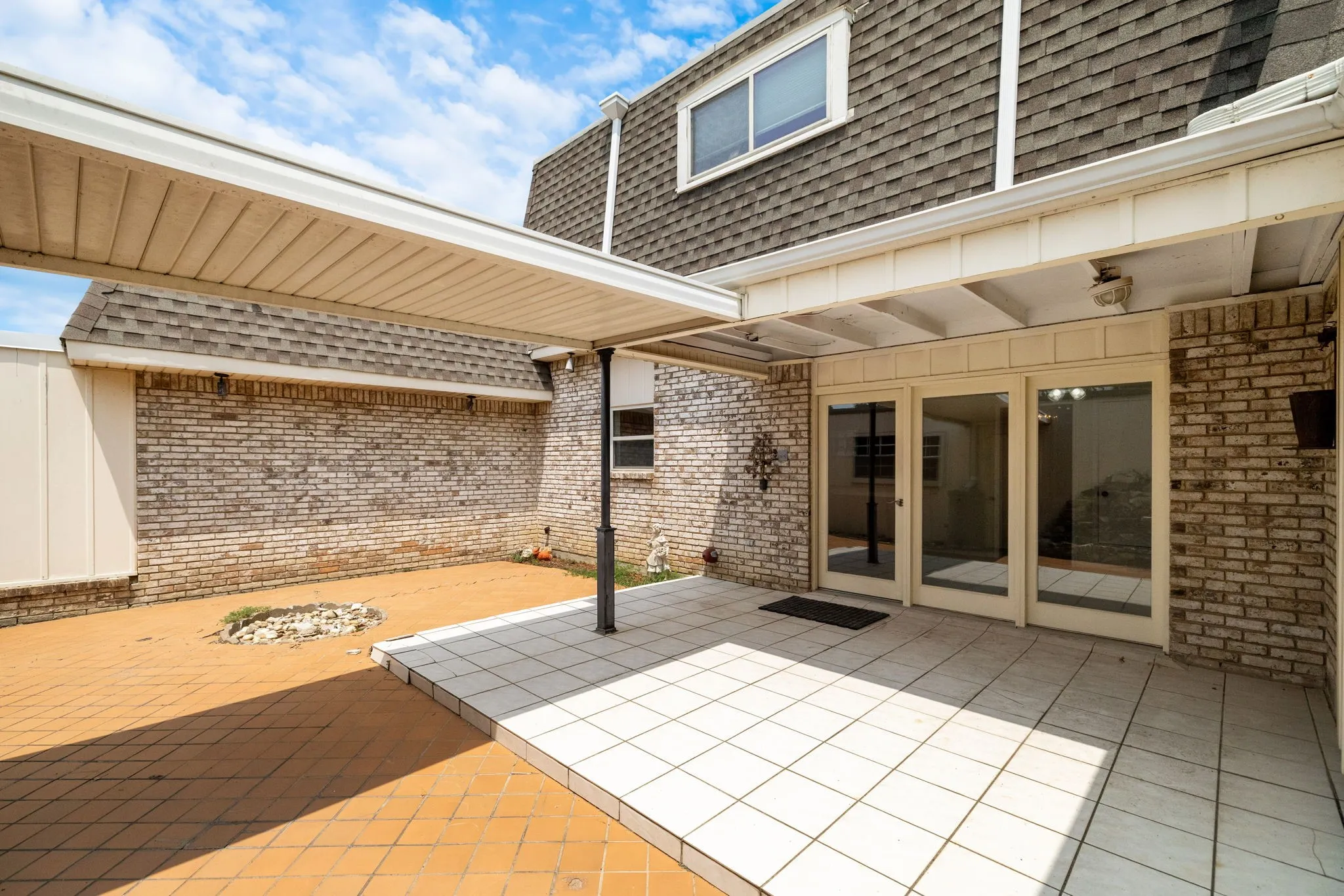Townhouse For Sale in Dallas County , 3020 Stonehenge Lane, Carrollton, Texas 75006, 2 Bedroom, 3 Bathroom, 2 Garage spaces, 2,408 Sqft, built in 1975, mls#21349012, Real Estate Agent in Carrollton, Homes For Sale in Dallas county, Homes For Sale in Carrollton, Realtor in Carrollton Texas, Real Estate Brokerage Independent Realty Texas, Luminita Cordes Realtor