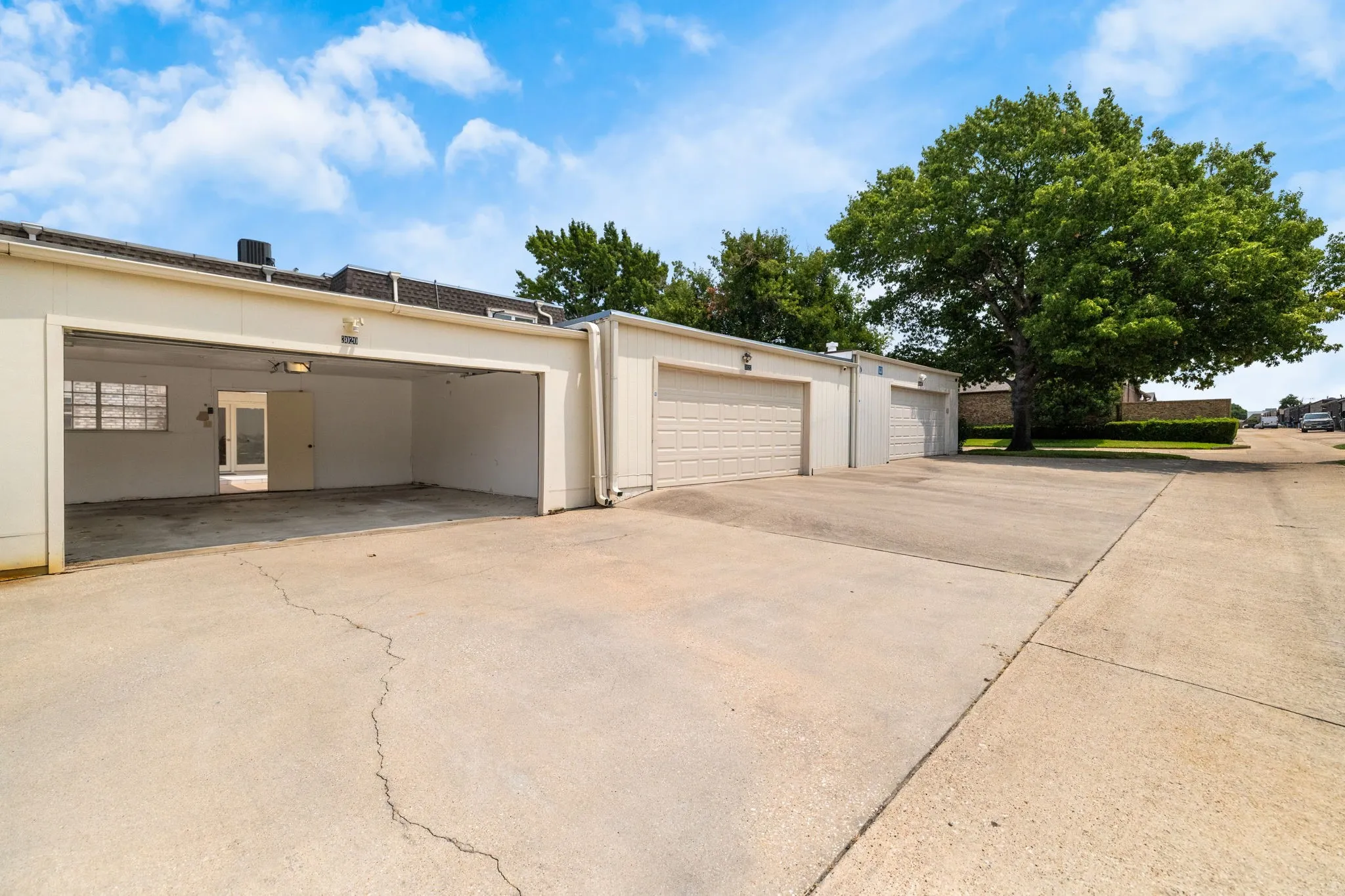 Townhouse For Sale in Dallas County , 3020 Stonehenge Lane, Carrollton, Texas 75006, 2 Bedroom, 3 Bathroom, 2 Garage spaces, 2,408 Sqft, built in 1975, mls#21349012, Real Estate Agent in Carrollton, Homes For Sale in Dallas county, Homes For Sale in Carrollton, Realtor in Carrollton Texas, Real Estate Brokerage Independent Realty Texas, Luminita Cordes Realtor