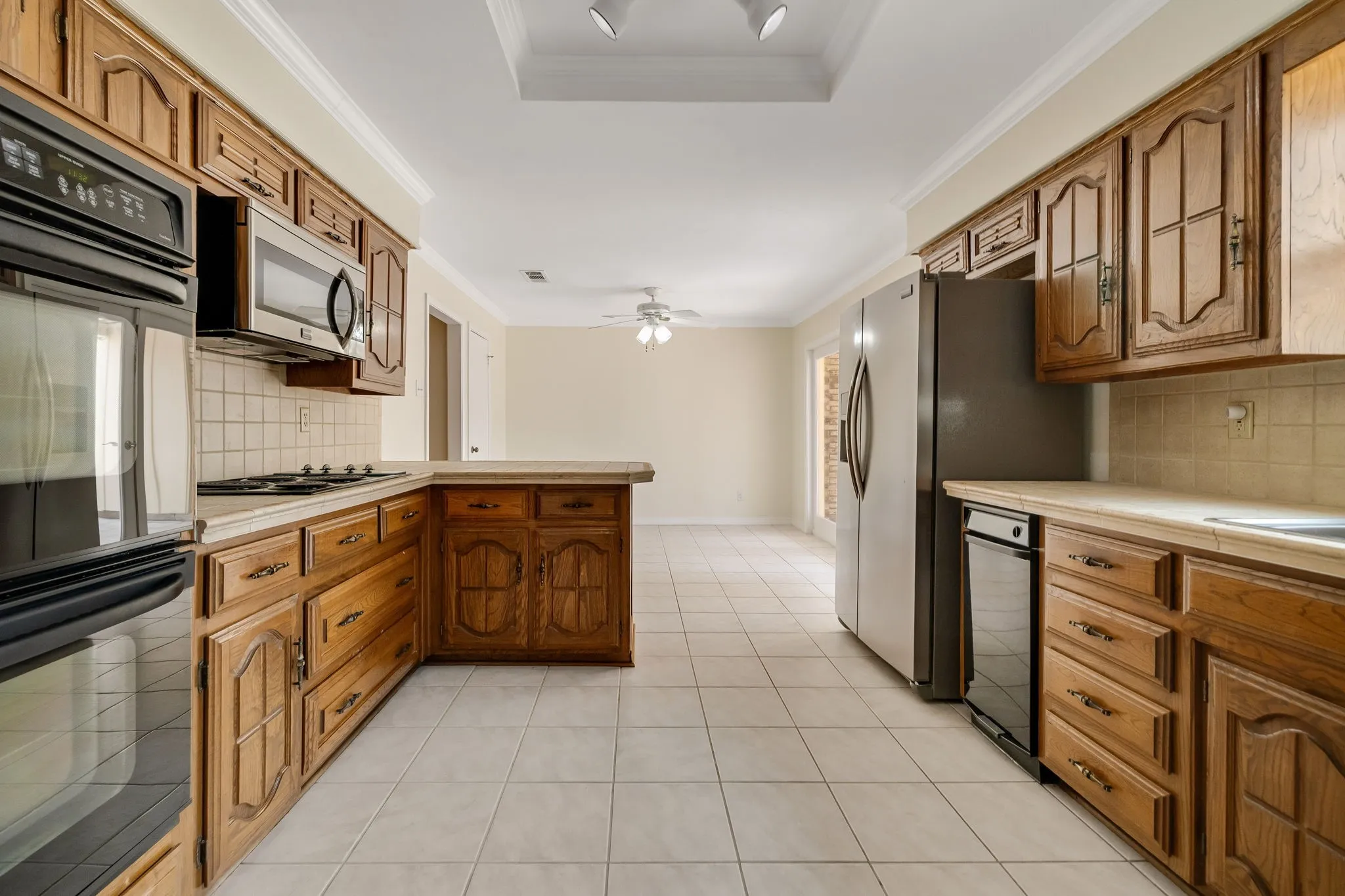 Townhouse For Sale in Dallas County , 3020 Stonehenge Lane, Carrollton, Texas 75006, 2 Bedroom, 3 Bathroom, 2 Garage spaces, 2,408 Sqft, built in 1975, mls#21349012, Real Estate Agent in Carrollton, Homes For Sale in Dallas county, Homes For Sale in Carrollton, Realtor in Carrollton Texas, Real Estate Brokerage Independent Realty Texas, Luminita Cordes Realtor