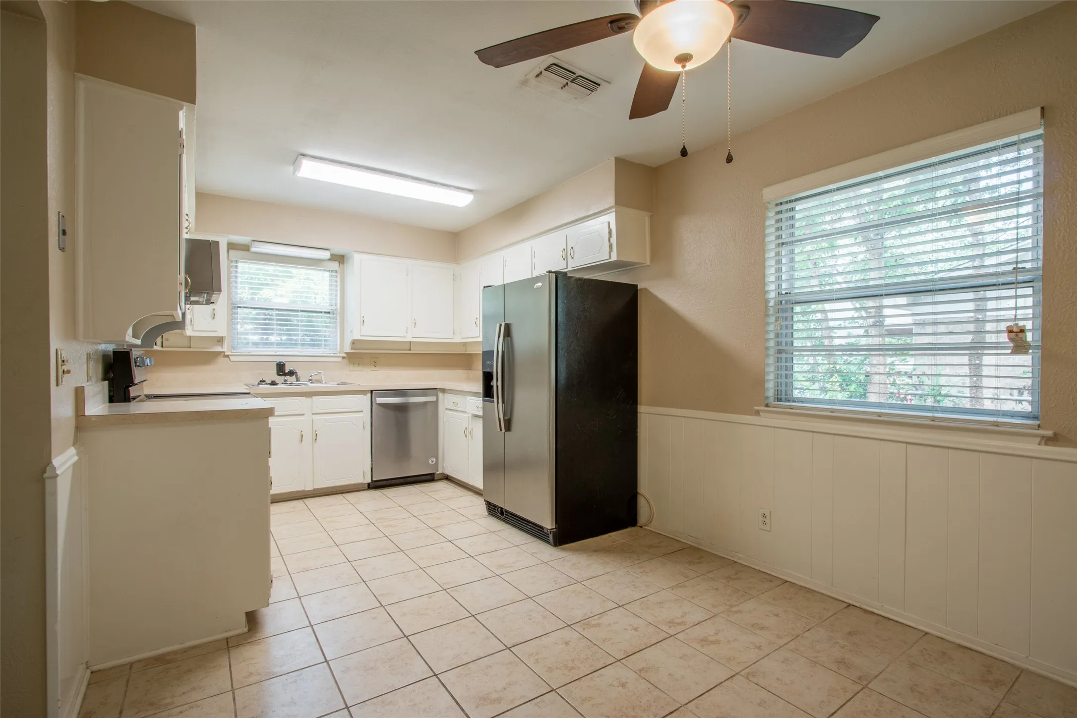 Single Family Residence For Sale in Tarrant County , 1216 Bryant Street, Benbrook, Texas 76126, 4 Bedroom, 2 Bathroom, 2 Garage spaces, 1,379 Sqft, built in 1971, mls#21291312, Real Estate Agent in Benbrook, Homes For Sale in Tarrant county, Homes For Sale in Benbrook, Realtor in Benbrook Texas, Real Estate Brokerage Independent Realty Texas, Luminita Cordes Realtor