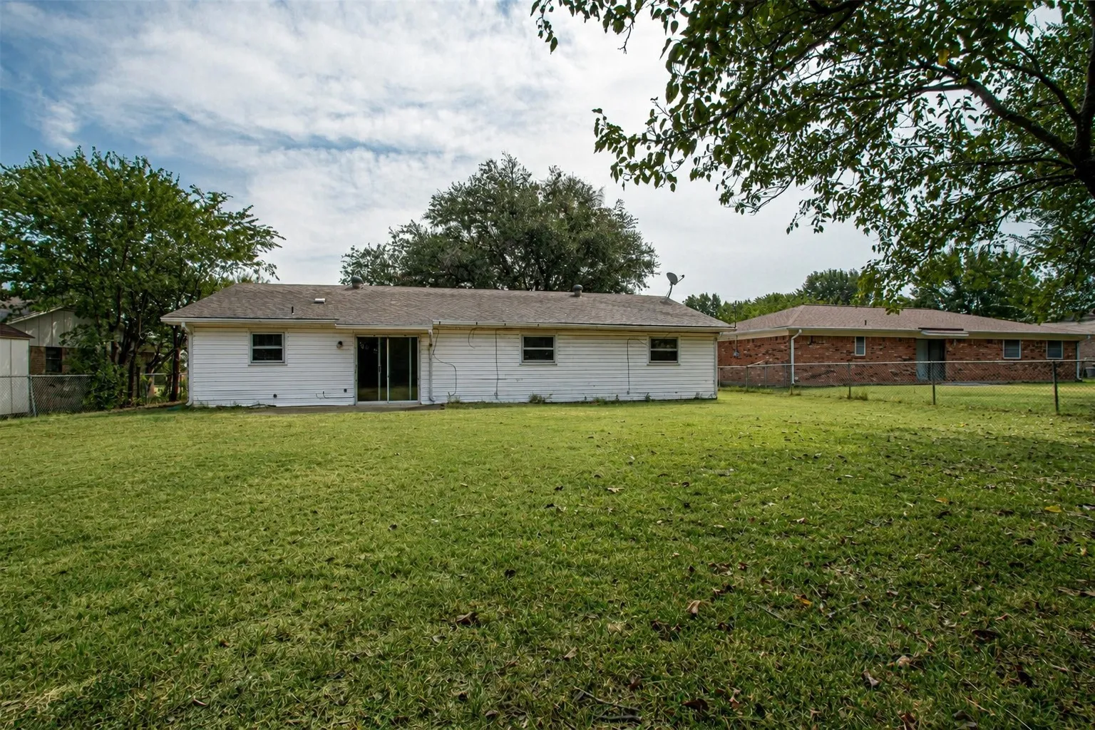Single Family Residence For Sale in Tarrant County , 1216 Bryant Street, Benbrook, Texas 76126, 4 Bedroom, 2 Bathroom, 2 Garage spaces, 1,379 Sqft, built in 1971, mls#21291312, Real Estate Agent in Benbrook, Homes For Sale in Tarrant county, Homes For Sale in Benbrook, Realtor in Benbrook Texas, Real Estate Brokerage Independent Realty Texas, Luminita Cordes Realtor