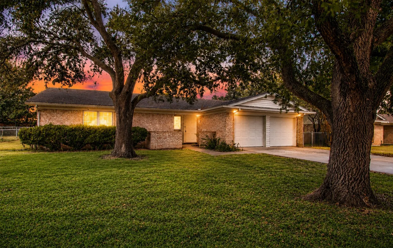 Single Family Residence For Sale in Tarrant County , 1216 Bryant Street, Benbrook, Texas 76126, 4 Bedroom, 2 Bathroom, 2 Garage spaces, 1,379 Sqft, built in 1971, mls#21291312, Real Estate Agent in Benbrook, Homes For Sale in Tarrant county, Homes For Sale in Benbrook, Realtor in Benbrook Texas, Real Estate Brokerage Independent Realty Texas, Luminita Cordes Realtor