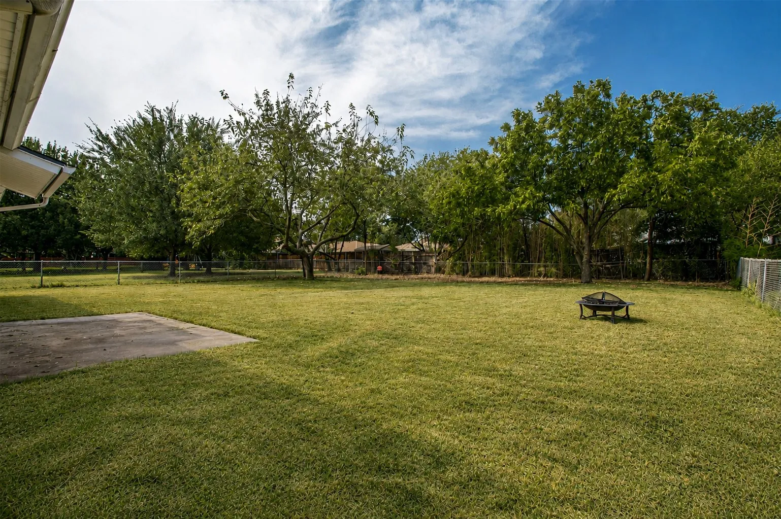 Single Family Residence For Sale in Tarrant County , 1216 Bryant Street, Benbrook, Texas 76126, 4 Bedroom, 2 Bathroom, 2 Garage spaces, 1,379 Sqft, built in 1971, mls#21291312, Real Estate Agent in Benbrook, Homes For Sale in Tarrant county, Homes For Sale in Benbrook, Realtor in Benbrook Texas, Real Estate Brokerage Independent Realty Texas, Luminita Cordes Realtor