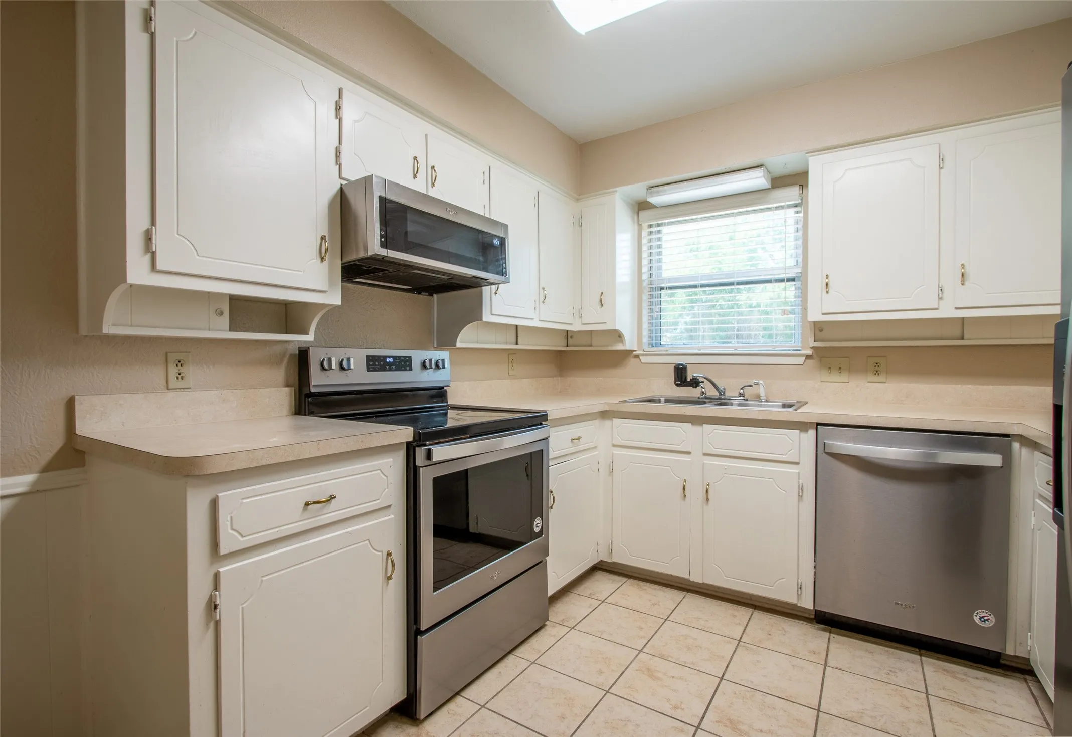 Single Family Residence For Sale in Tarrant County , 1216 Bryant Street, Benbrook, Texas 76126, 4 Bedroom, 2 Bathroom, 2 Garage spaces, 1,379 Sqft, built in 1971, mls#21291312, Real Estate Agent in Benbrook, Homes For Sale in Tarrant county, Homes For Sale in Benbrook, Realtor in Benbrook Texas, Real Estate Brokerage Independent Realty Texas, Luminita Cordes Realtor