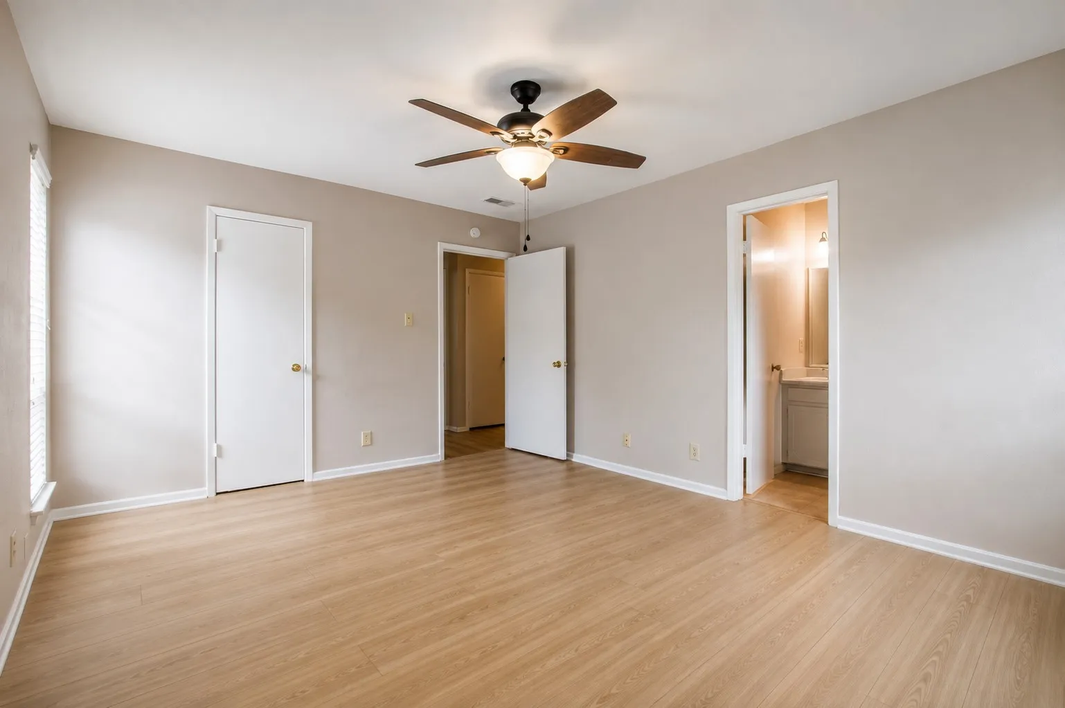 Single Family Residence For Sale in Tarrant County , 1216 Bryant Street, Benbrook, Texas 76126, 4 Bedroom, 2 Bathroom, 2 Garage spaces, 1,379 Sqft, built in 1971, mls#21291312, Real Estate Agent in Benbrook, Homes For Sale in Tarrant county, Homes For Sale in Benbrook, Realtor in Benbrook Texas, Real Estate Brokerage Independent Realty Texas, Luminita Cordes Realtor