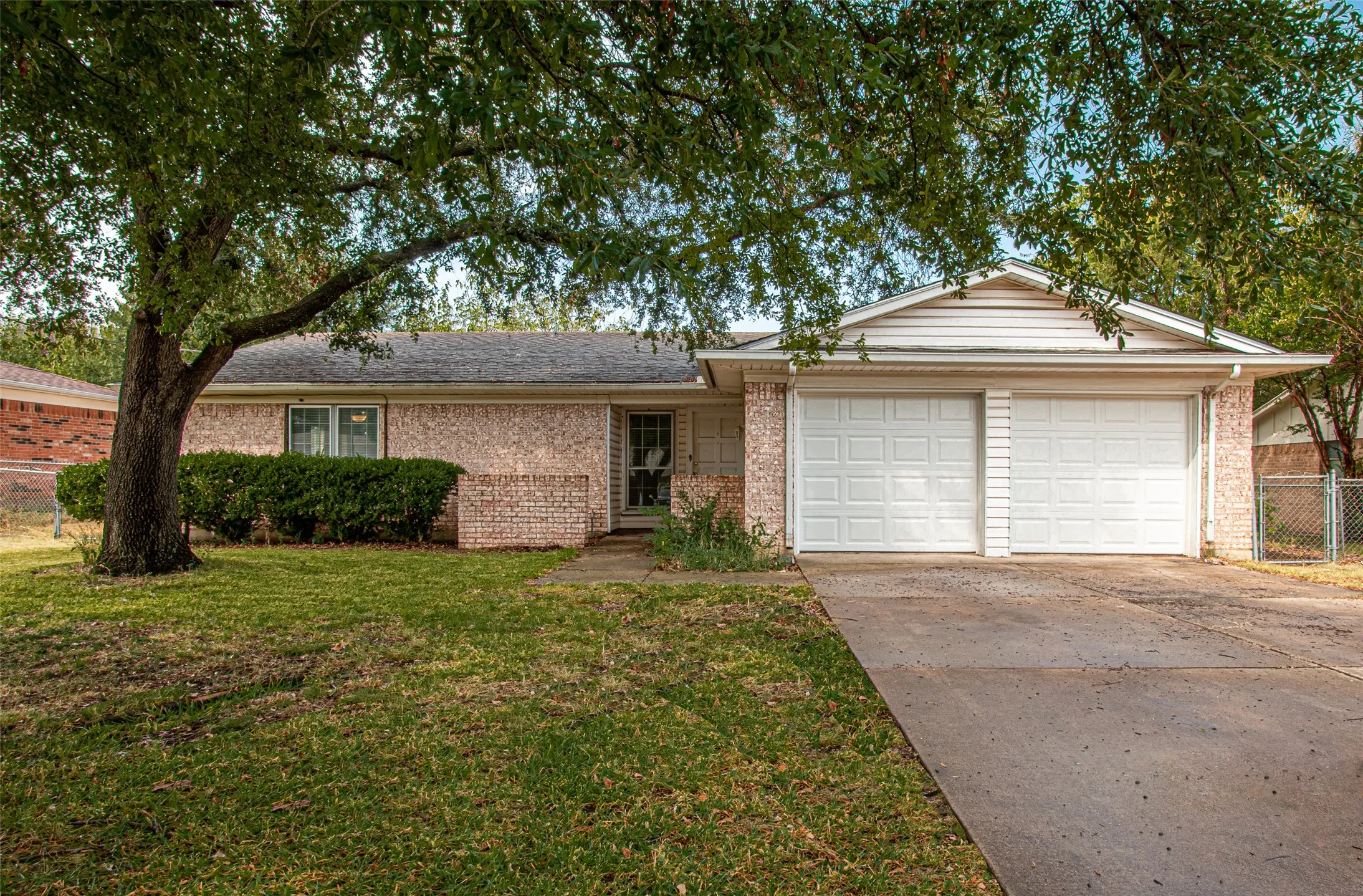 Single Family Residence For Sale in Tarrant County , 1216 Bryant Street, Benbrook, Texas 76126, 4 Bedroom, 2 Bathroom, 2 Garage spaces, 1,379 Sqft, built in 1971, mls#21291312, Real Estate Agent in Benbrook, Homes For Sale in Tarrant county, Homes For Sale in Benbrook, Realtor in Benbrook Texas, Real Estate Brokerage Independent Realty Texas, Luminita Cordes Realtor