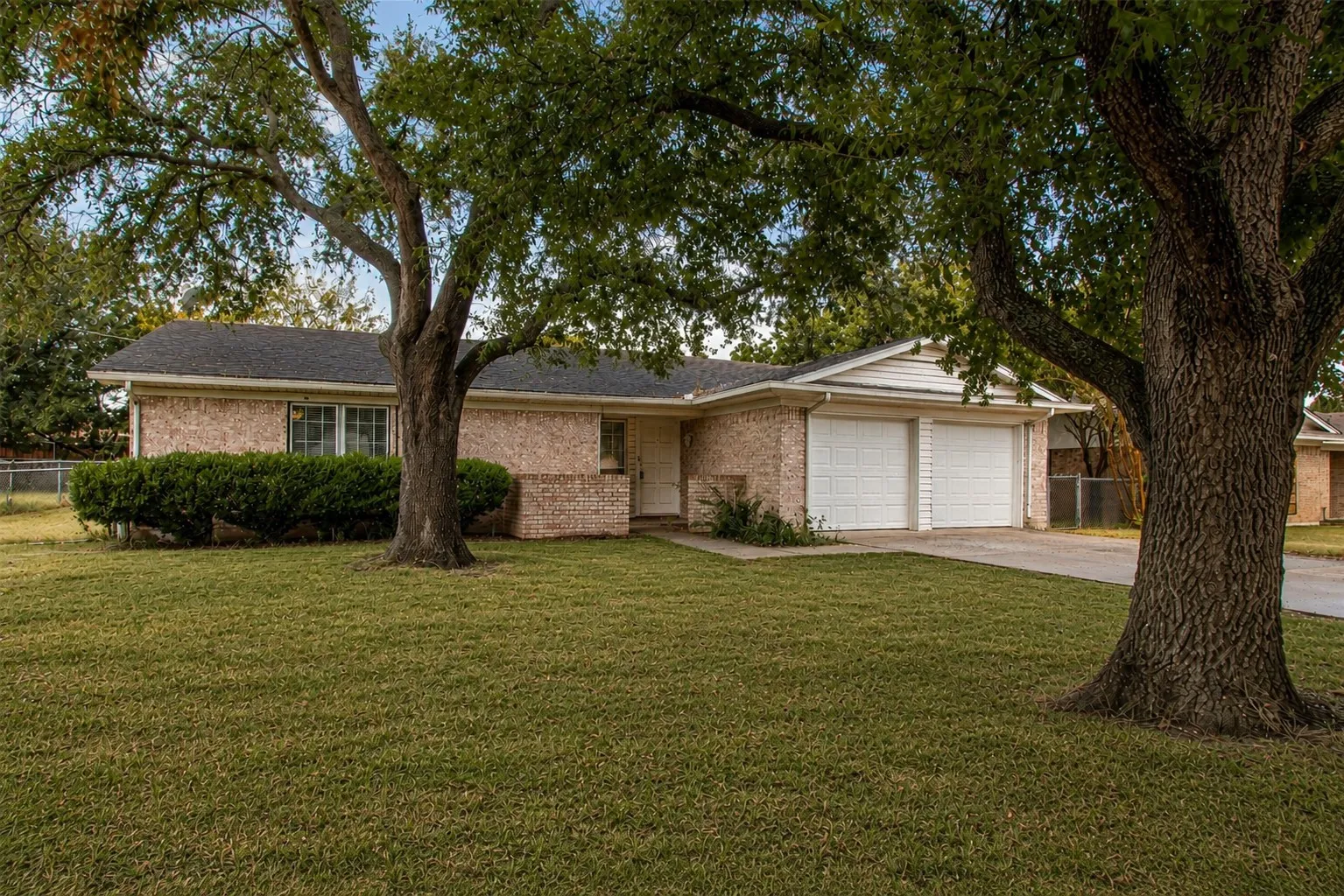Single Family Residence For Sale in Tarrant County , 1216 Bryant Street, Benbrook, Texas 76126, 4 Bedroom, 2 Bathroom, 2 Garage spaces, 1,379 Sqft, built in 1971, mls#21291312, Real Estate Agent in Benbrook, Homes For Sale in Tarrant county, Homes For Sale in Benbrook, Realtor in Benbrook Texas, Real Estate Brokerage Independent Realty Texas, Luminita Cordes Realtor