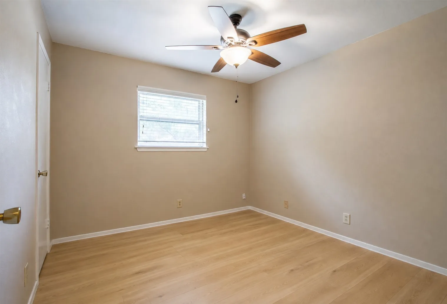 Single Family Residence For Sale in Tarrant County , 1216 Bryant Street, Benbrook, Texas 76126, 4 Bedroom, 2 Bathroom, 2 Garage spaces, 1,379 Sqft, built in 1971, mls#21291312, Real Estate Agent in Benbrook, Homes For Sale in Tarrant county, Homes For Sale in Benbrook, Realtor in Benbrook Texas, Real Estate Brokerage Independent Realty Texas, Luminita Cordes Realtor