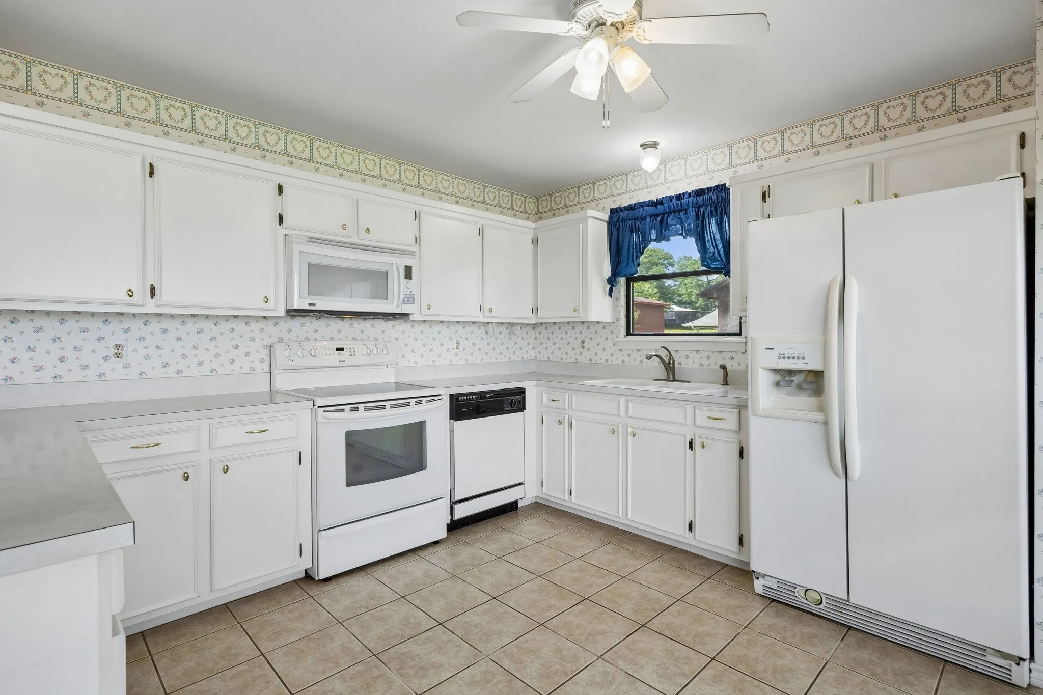 Single Family Residence For Sale in Henderson County , 140 Pin Oak Drive, Mabank, Texas 75156, 3 Bedroom, 2 Bathroom, 2 Garage spaces, 2,196 Sqft, built in 1993, mls#21351381, Real Estate Agent in Mabank, Homes For Sale in Henderson county, Homes For Sale in Mabank, Realtor in Mabank Texas, Real Estate Brokerage Independent Realty Texas, Luminita Cordes Realtor