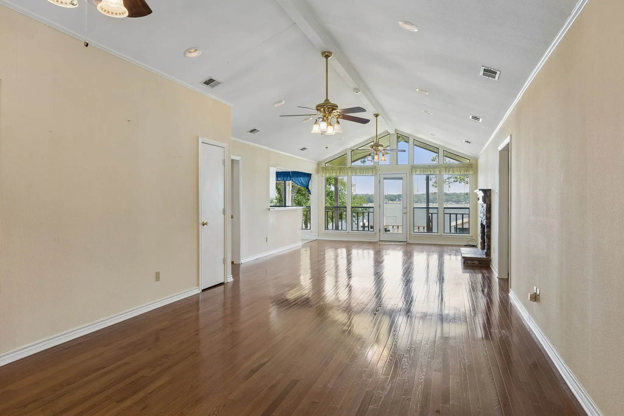 Single Family Residence For Sale in Henderson County , 140 Pin Oak Drive, Mabank, Texas 75156, 3 Bedroom, 2 Bathroom, 2 Garage spaces, 2,196 Sqft, built in 1993, mls#21351381, Real Estate Agent in Mabank, Homes For Sale in Henderson county, Homes For Sale in Mabank, Realtor in Mabank Texas, Real Estate Brokerage Independent Realty Texas, Luminita Cordes Realtor