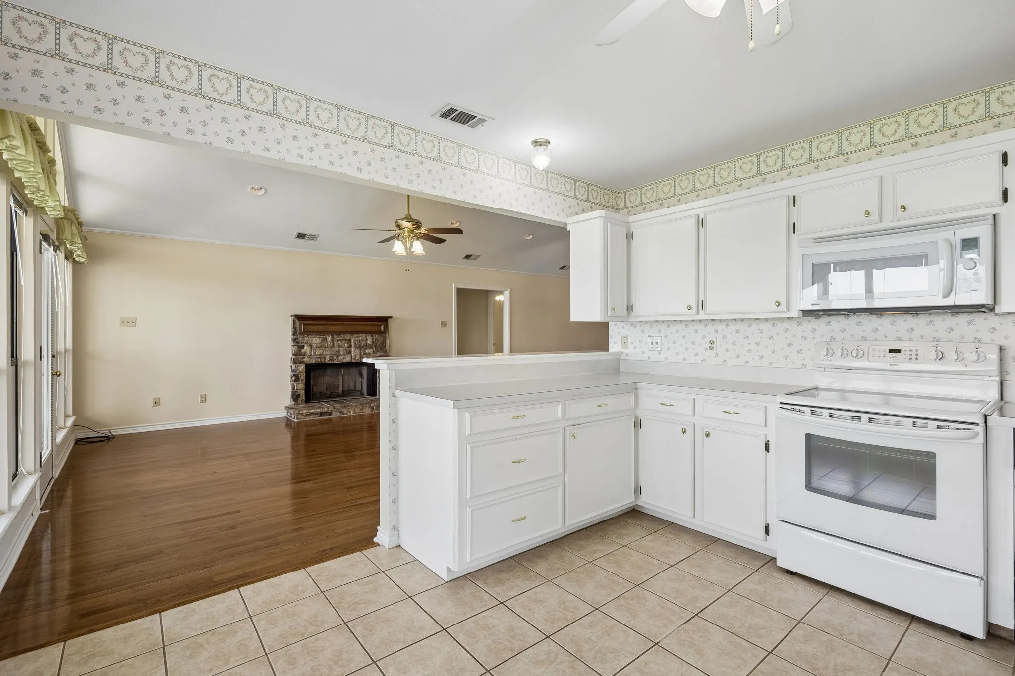 Single Family Residence For Sale in Henderson County , 140 Pin Oak Drive, Mabank, Texas 75156, 3 Bedroom, 2 Bathroom, 2 Garage spaces, 2,196 Sqft, built in 1993, mls#21351381, Real Estate Agent in Mabank, Homes For Sale in Henderson county, Homes For Sale in Mabank, Realtor in Mabank Texas, Real Estate Brokerage Independent Realty Texas, Luminita Cordes Realtor