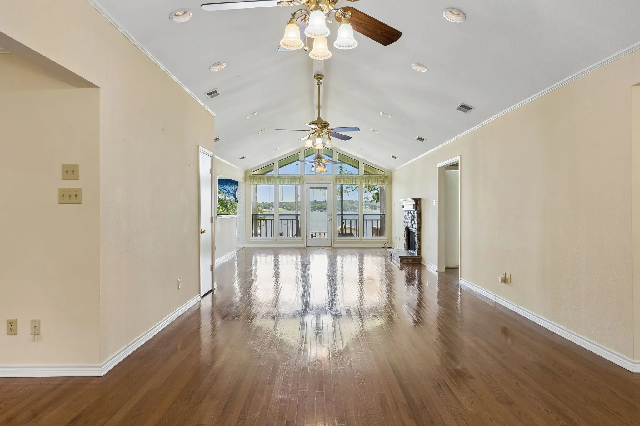 Single Family Residence For Sale in Henderson County , 140 Pin Oak Drive, Mabank, Texas 75156, 3 Bedroom, 2 Bathroom, 2 Garage spaces, 2,196 Sqft, built in 1993, mls#21351381, Real Estate Agent in Mabank, Homes For Sale in Henderson county, Homes For Sale in Mabank, Realtor in Mabank Texas, Real Estate Brokerage Independent Realty Texas, Luminita Cordes Realtor