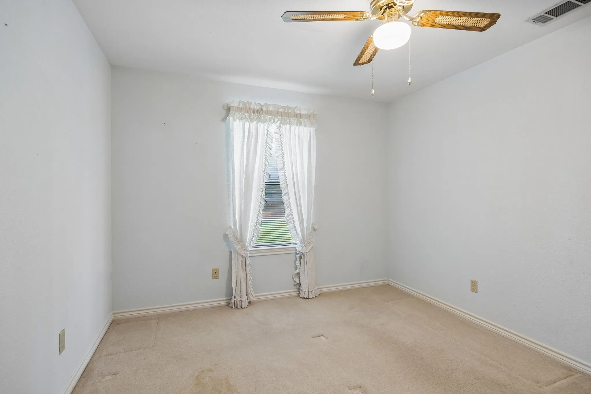 Single Family Residence For Sale in Henderson County , 140 Pin Oak Drive, Mabank, Texas 75156, 3 Bedroom, 2 Bathroom, 2 Garage spaces, 2,196 Sqft, built in 1993, mls#21351381, Real Estate Agent in Mabank, Homes For Sale in Henderson county, Homes For Sale in Mabank, Realtor in Mabank Texas, Real Estate Brokerage Independent Realty Texas, Luminita Cordes Realtor