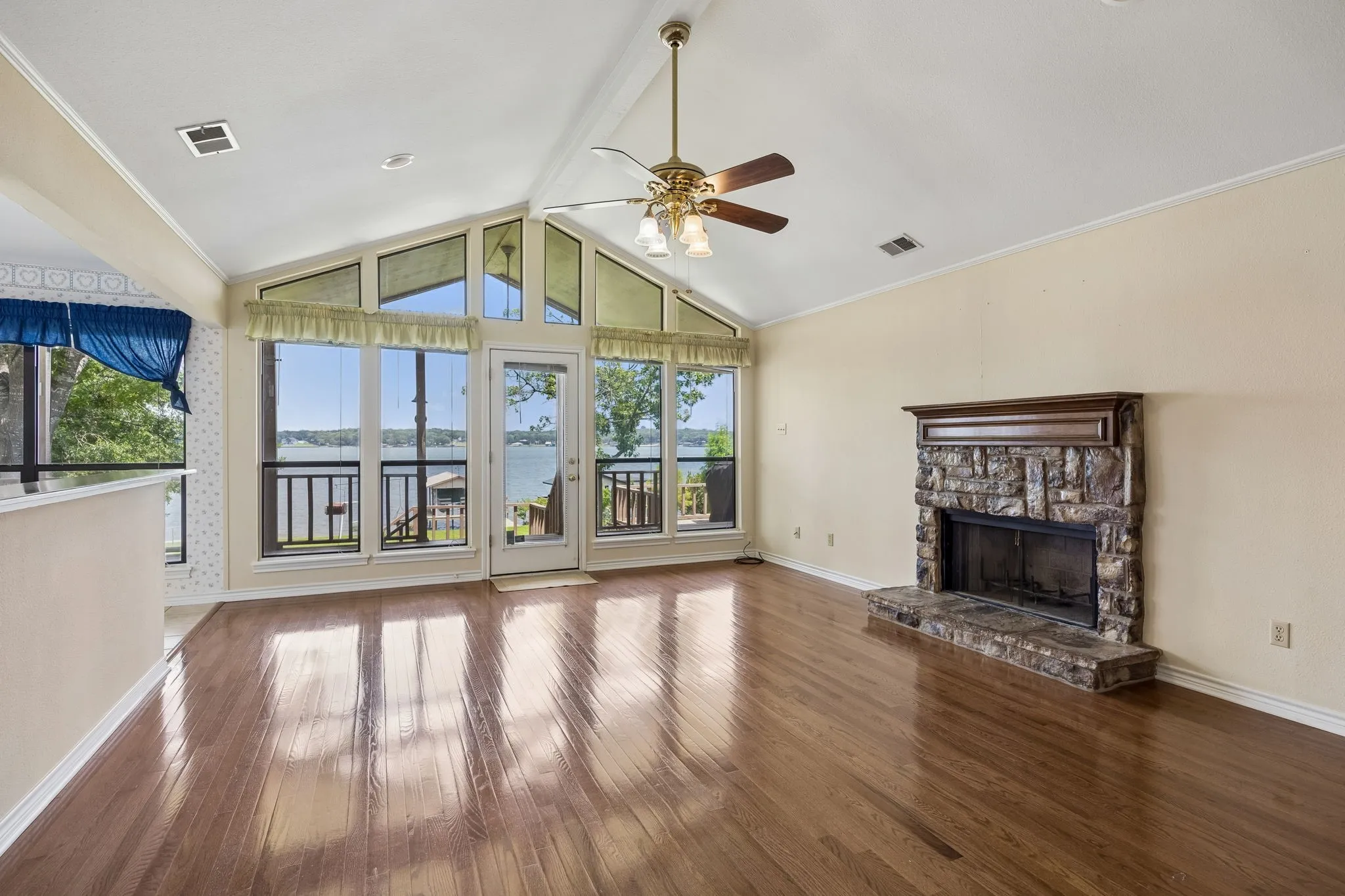 Single Family Residence For Sale in Henderson County , 140 Pin Oak Drive, Mabank, Texas 75156, 3 Bedroom, 2 Bathroom, 2 Garage spaces, 2,196 Sqft, built in 1993, mls#21351381, Real Estate Agent in Mabank, Homes For Sale in Henderson county, Homes For Sale in Mabank, Realtor in Mabank Texas, Real Estate Brokerage Independent Realty Texas, Luminita Cordes Realtor