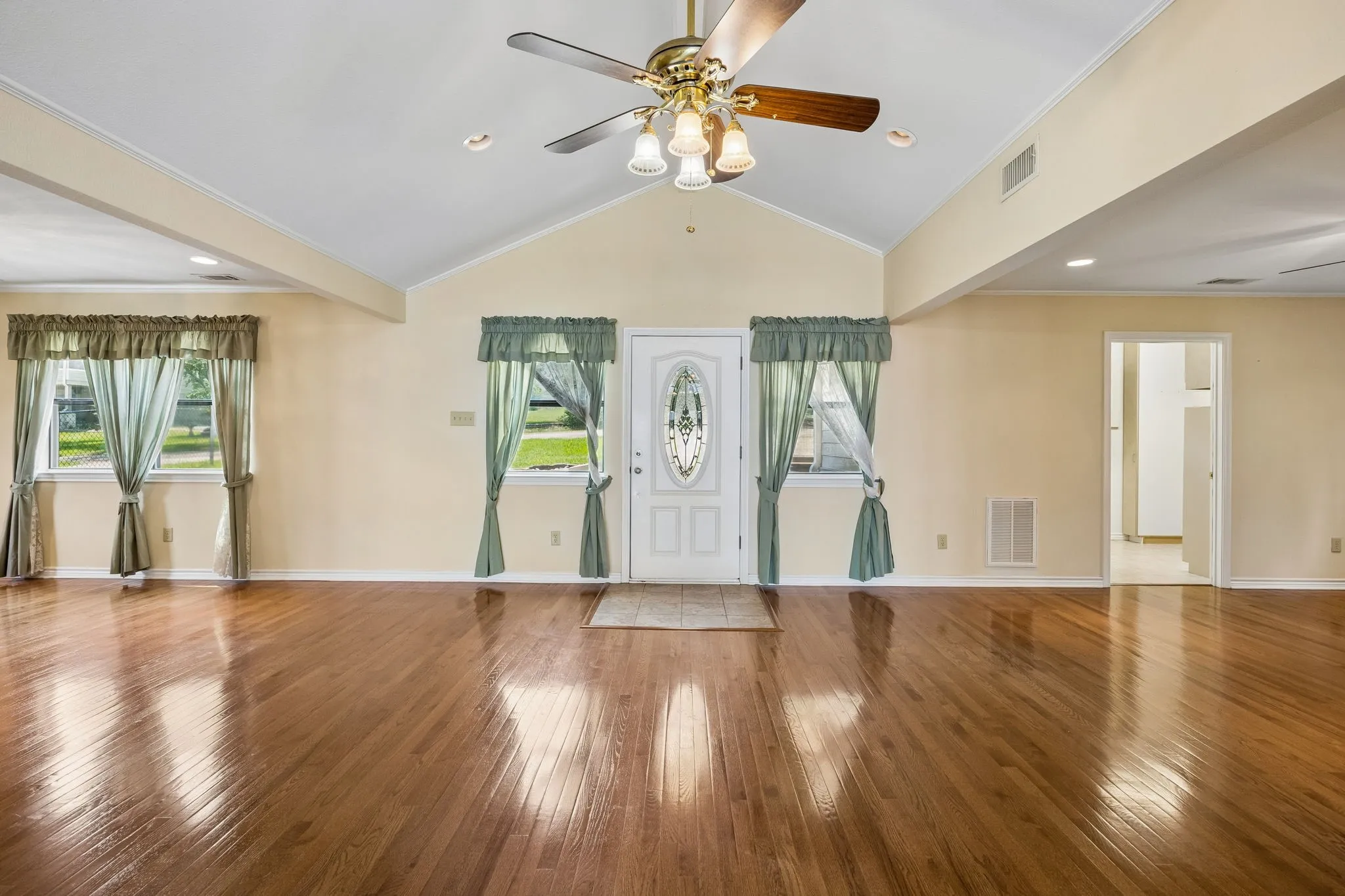 Single Family Residence For Sale in Henderson County , 140 Pin Oak Drive, Mabank, Texas 75156, 3 Bedroom, 2 Bathroom, 2 Garage spaces, 2,196 Sqft, built in 1993, mls#21351381, Real Estate Agent in Mabank, Homes For Sale in Henderson county, Homes For Sale in Mabank, Realtor in Mabank Texas, Real Estate Brokerage Independent Realty Texas, Luminita Cordes Realtor