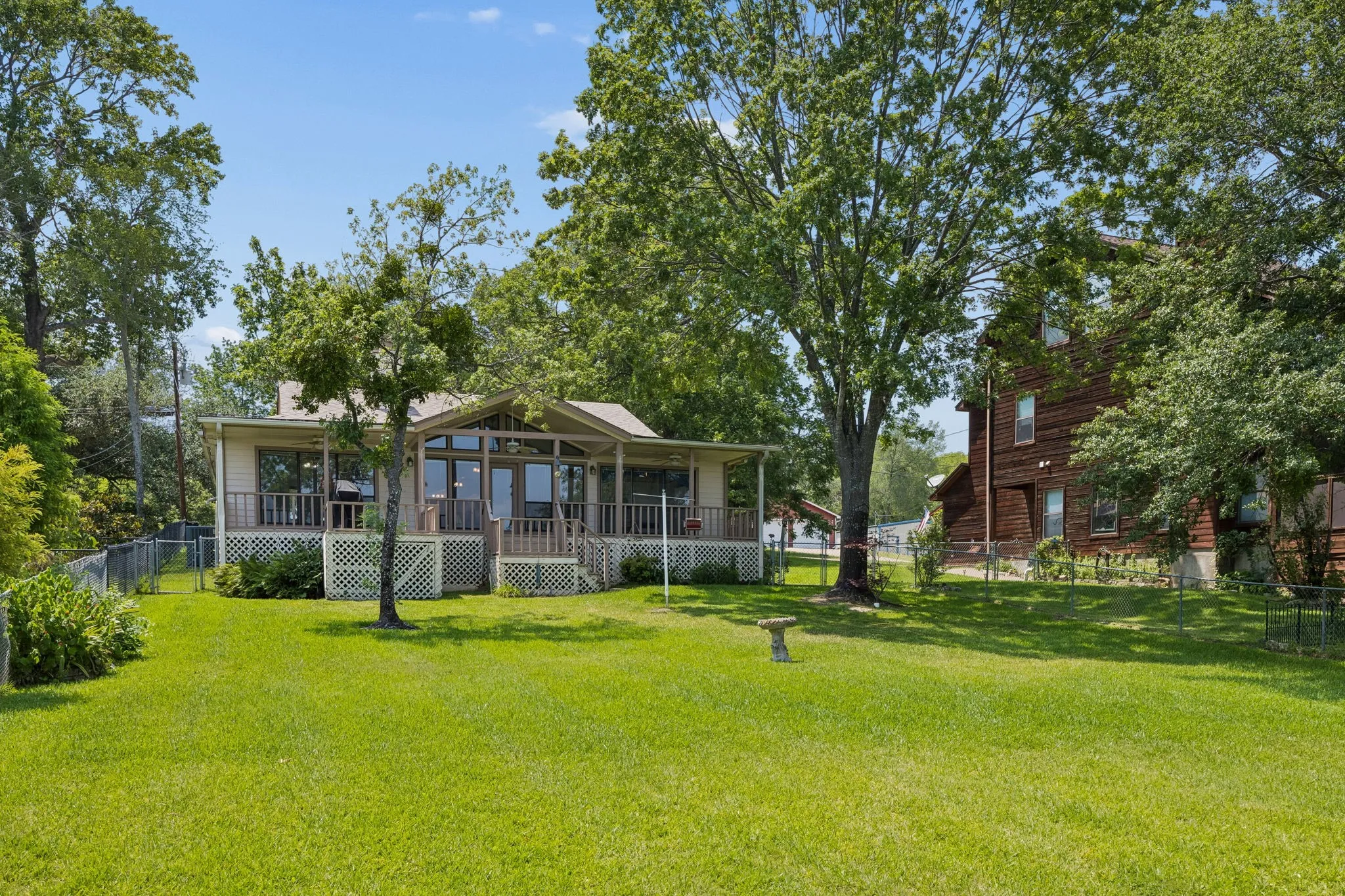 Single Family Residence For Sale in Henderson County , 140 Pin Oak Drive, Mabank, Texas 75156, 3 Bedroom, 2 Bathroom, 2 Garage spaces, 2,196 Sqft, built in 1993, mls#21351381, Real Estate Agent in Mabank, Homes For Sale in Henderson county, Homes For Sale in Mabank, Realtor in Mabank Texas, Real Estate Brokerage Independent Realty Texas, Luminita Cordes Realtor