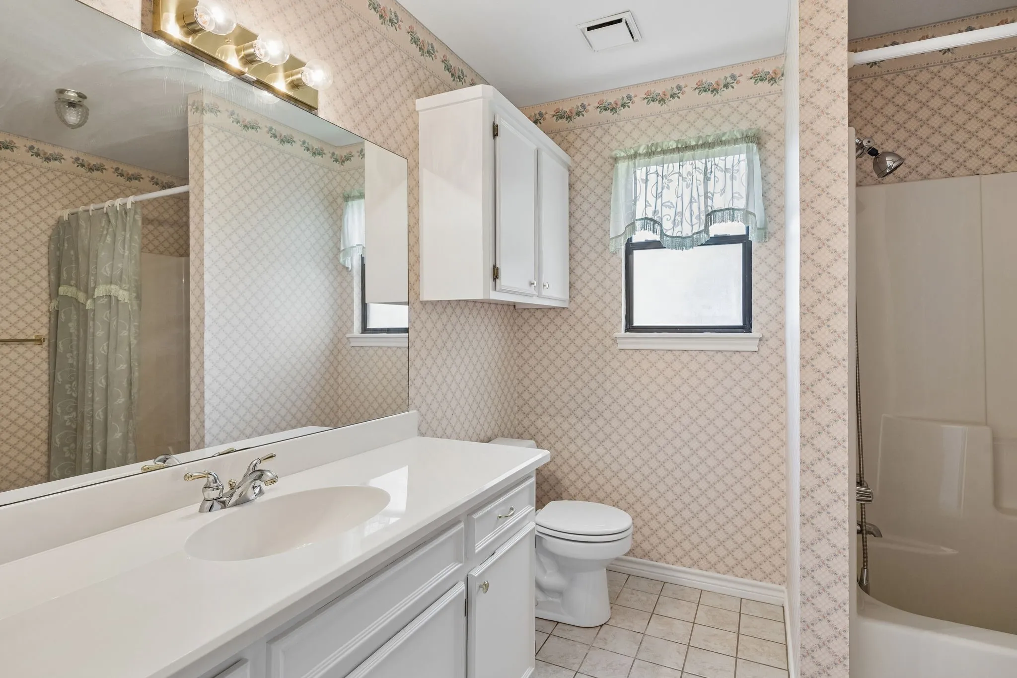 Single Family Residence For Sale in Henderson County , 140 Pin Oak Drive, Mabank, Texas 75156, 3 Bedroom, 2 Bathroom, 2 Garage spaces, 2,196 Sqft, built in 1993, mls#21351381, Real Estate Agent in Mabank, Homes For Sale in Henderson county, Homes For Sale in Mabank, Realtor in Mabank Texas, Real Estate Brokerage Independent Realty Texas, Luminita Cordes Realtor