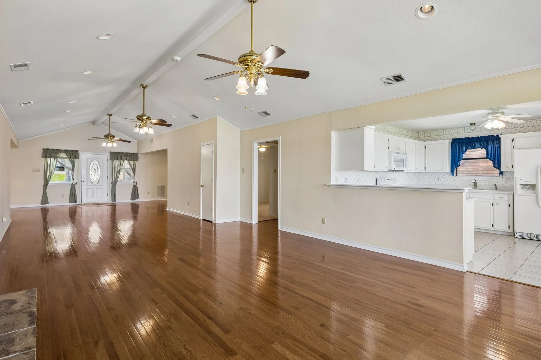 Single Family Residence For Sale in Henderson County , 140 Pin Oak Drive, Mabank, Texas 75156, 3 Bedroom, 2 Bathroom, 2 Garage spaces, 2,196 Sqft, built in 1993, mls#21351381, Real Estate Agent in Mabank, Homes For Sale in Henderson county, Homes For Sale in Mabank, Realtor in Mabank Texas, Real Estate Brokerage Independent Realty Texas, Luminita Cordes Realtor