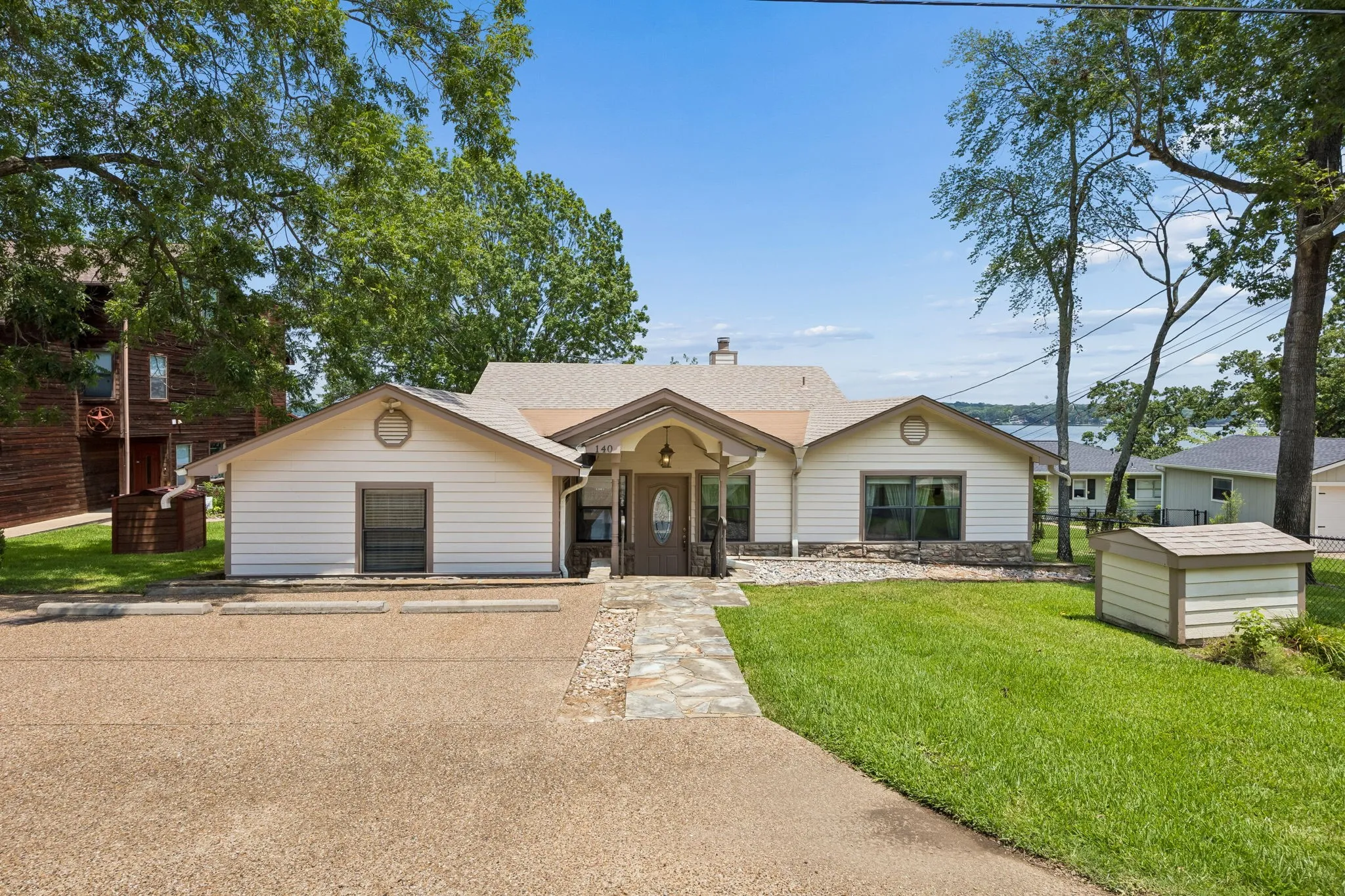 Single Family Residence For Sale in Henderson County , 140 Pin Oak Drive, Mabank, Texas 75156, 3 Bedroom, 2 Bathroom, 2 Garage spaces, 2,196 Sqft, built in 1993, mls#21351381, Real Estate Agent in Mabank, Homes For Sale in Henderson county, Homes For Sale in Mabank, Realtor in Mabank Texas, Real Estate Brokerage Independent Realty Texas, Luminita Cordes Realtor