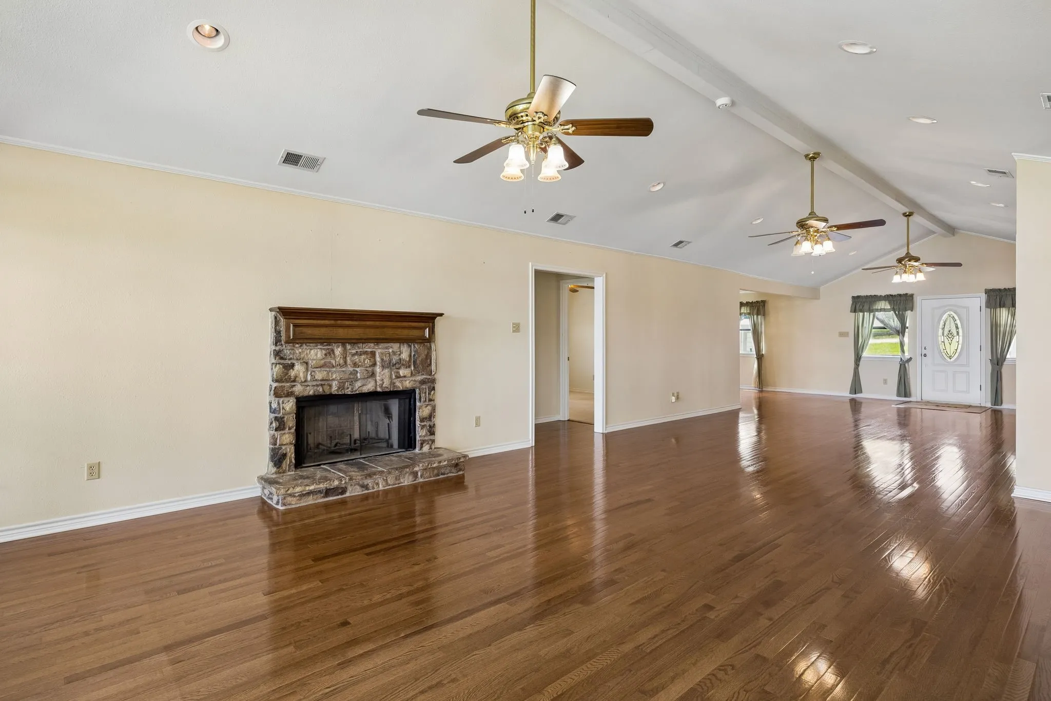 Single Family Residence For Sale in Henderson County , 140 Pin Oak Drive, Mabank, Texas 75156, 3 Bedroom, 2 Bathroom, 2 Garage spaces, 2,196 Sqft, built in 1993, mls#21351381, Real Estate Agent in Mabank, Homes For Sale in Henderson county, Homes For Sale in Mabank, Realtor in Mabank Texas, Real Estate Brokerage Independent Realty Texas, Luminita Cordes Realtor