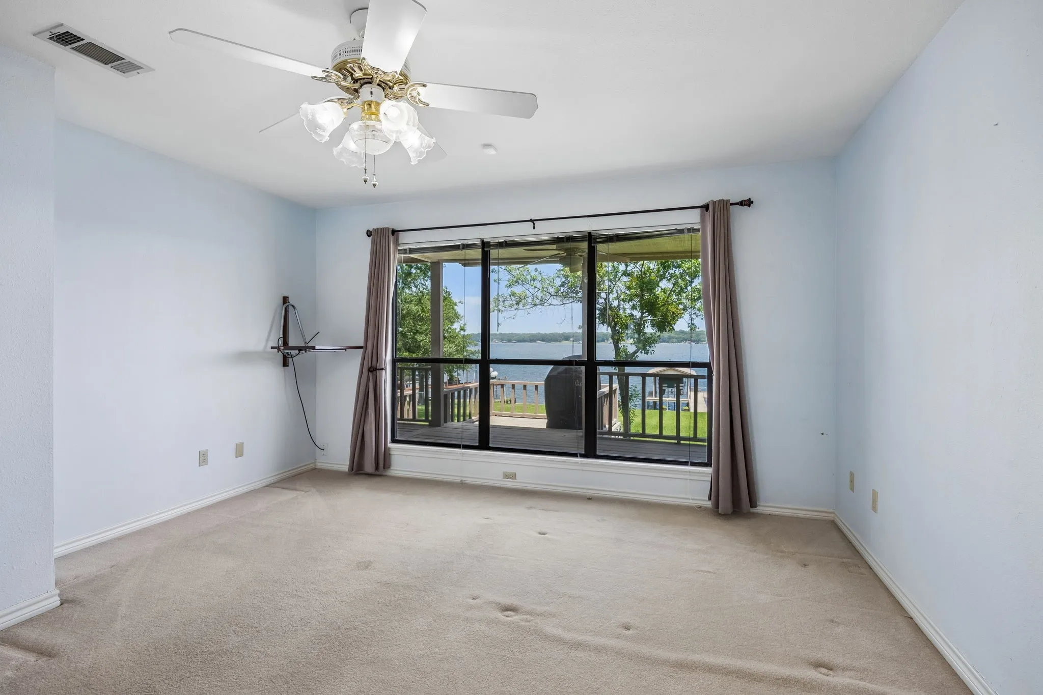 Single Family Residence For Sale in Henderson County , 140 Pin Oak Drive, Mabank, Texas 75156, 3 Bedroom, 2 Bathroom, 2 Garage spaces, 2,196 Sqft, built in 1993, mls#21351381, Real Estate Agent in Mabank, Homes For Sale in Henderson county, Homes For Sale in Mabank, Realtor in Mabank Texas, Real Estate Brokerage Independent Realty Texas, Luminita Cordes Realtor
