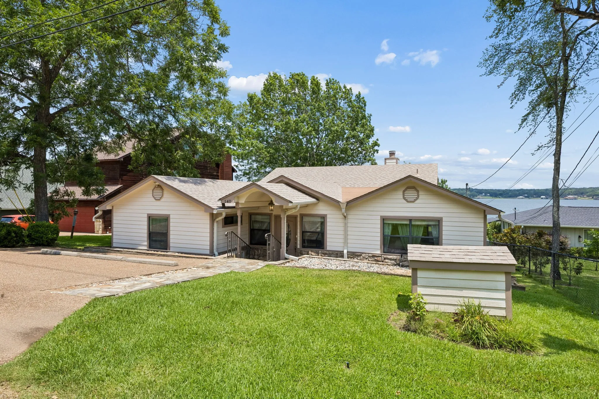 Single Family Residence For Sale in Henderson County , 140 Pin Oak Drive, Mabank, Texas 75156, 3 Bedroom, 2 Bathroom, 2 Garage spaces, 2,196 Sqft, built in 1993, mls#21351381, Real Estate Agent in Mabank, Homes For Sale in Henderson county, Homes For Sale in Mabank, Realtor in Mabank Texas, Real Estate Brokerage Independent Realty Texas, Luminita Cordes Realtor