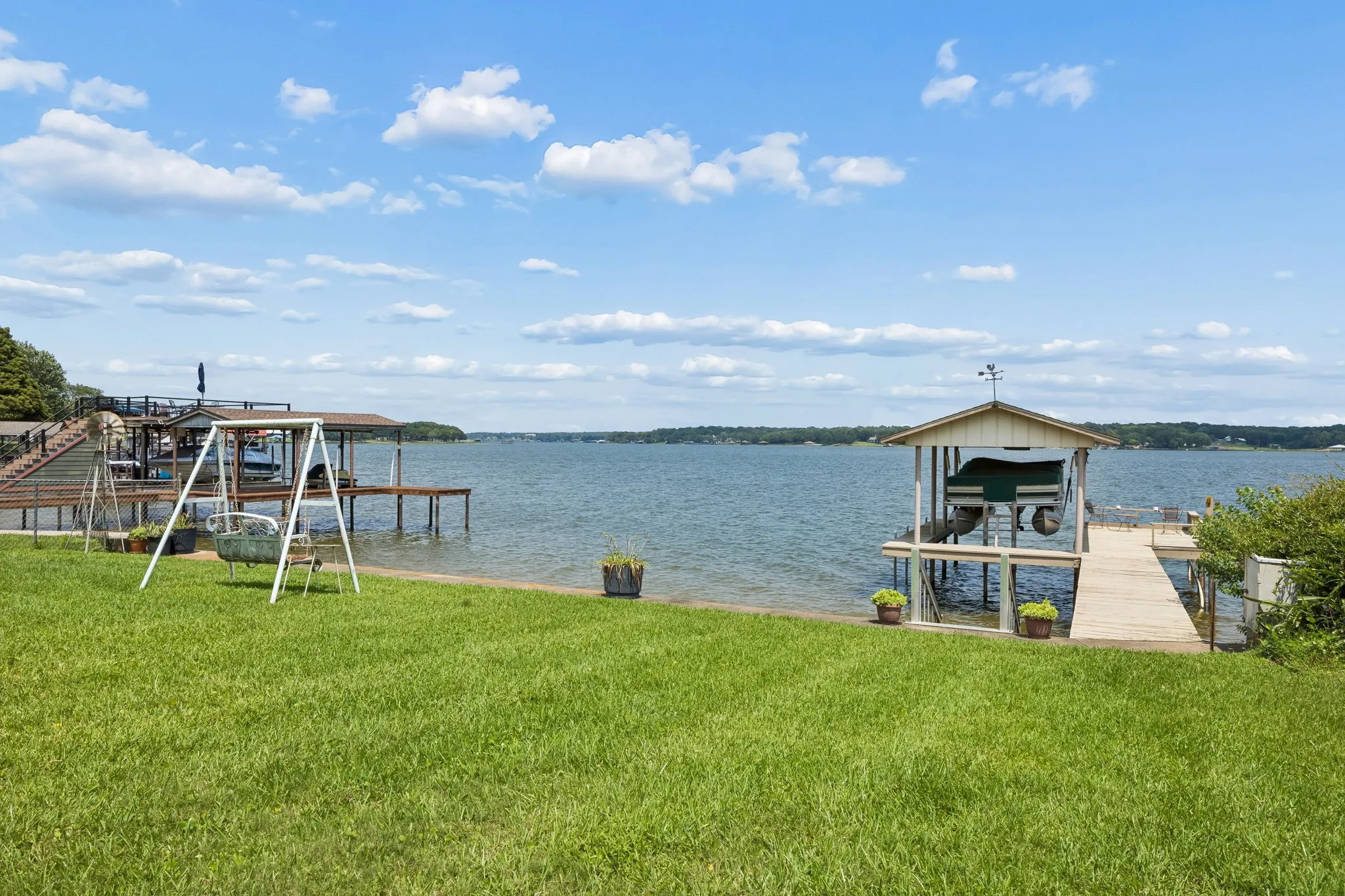 Single Family Residence For Sale in Henderson County , 140 Pin Oak Drive, Mabank, Texas 75156, 3 Bedroom, 2 Bathroom, 2 Garage spaces, 2,196 Sqft, built in 1993, mls#21351381, Real Estate Agent in Mabank, Homes For Sale in Henderson county, Homes For Sale in Mabank, Realtor in Mabank Texas, Real Estate Brokerage Independent Realty Texas, Luminita Cordes Realtor
