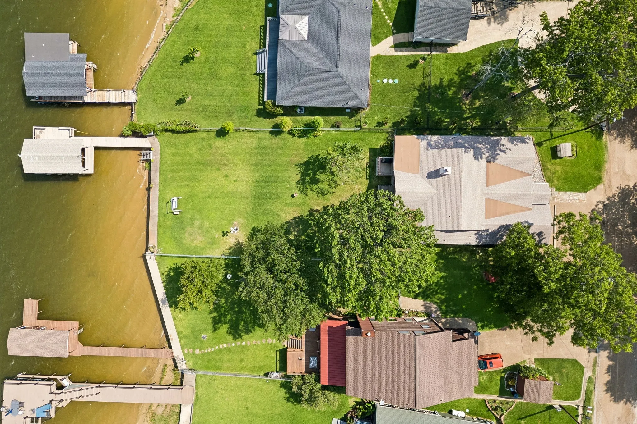 Single Family Residence For Sale in Henderson County , 140 Pin Oak Drive, Mabank, Texas 75156, 3 Bedroom, 2 Bathroom, 2 Garage spaces, 2,196 Sqft, built in 1993, mls#21351381, Real Estate Agent in Mabank, Homes For Sale in Henderson county, Homes For Sale in Mabank, Realtor in Mabank Texas, Real Estate Brokerage Independent Realty Texas, Luminita Cordes Realtor