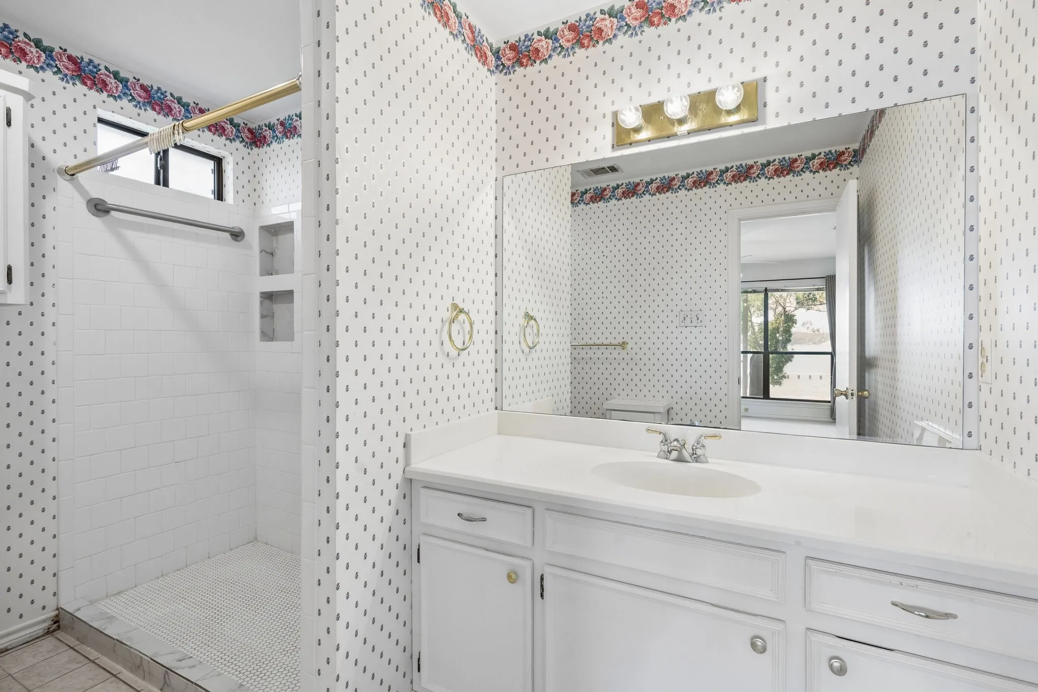 Single Family Residence For Sale in Henderson County , 140 Pin Oak Drive, Mabank, Texas 75156, 3 Bedroom, 2 Bathroom, 2 Garage spaces, 2,196 Sqft, built in 1993, mls#21351381, Real Estate Agent in Mabank, Homes For Sale in Henderson county, Homes For Sale in Mabank, Realtor in Mabank Texas, Real Estate Brokerage Independent Realty Texas, Luminita Cordes Realtor