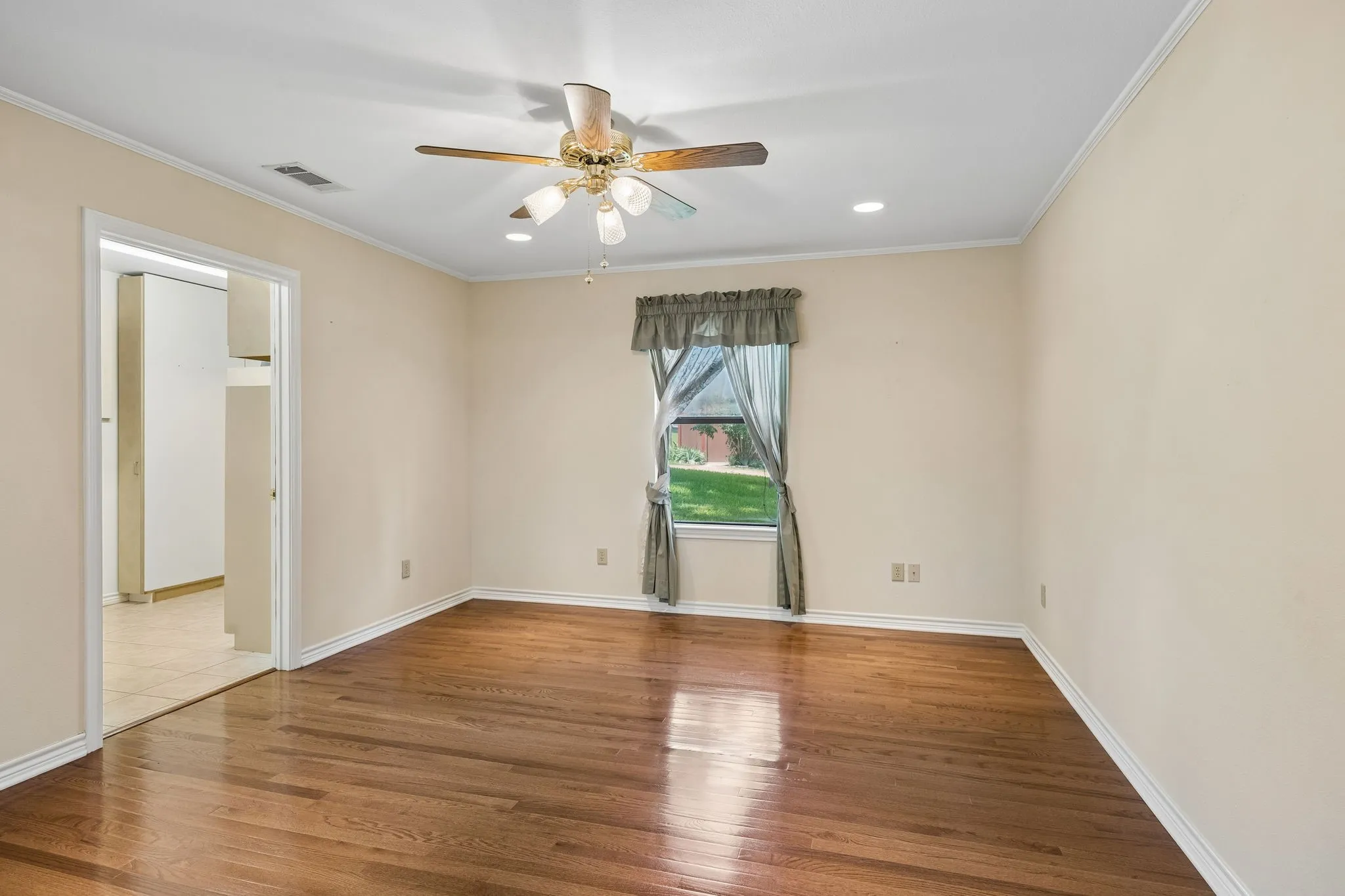 Single Family Residence For Sale in Henderson County , 140 Pin Oak Drive, Mabank, Texas 75156, 3 Bedroom, 2 Bathroom, 2 Garage spaces, 2,196 Sqft, built in 1993, mls#21351381, Real Estate Agent in Mabank, Homes For Sale in Henderson county, Homes For Sale in Mabank, Realtor in Mabank Texas, Real Estate Brokerage Independent Realty Texas, Luminita Cordes Realtor