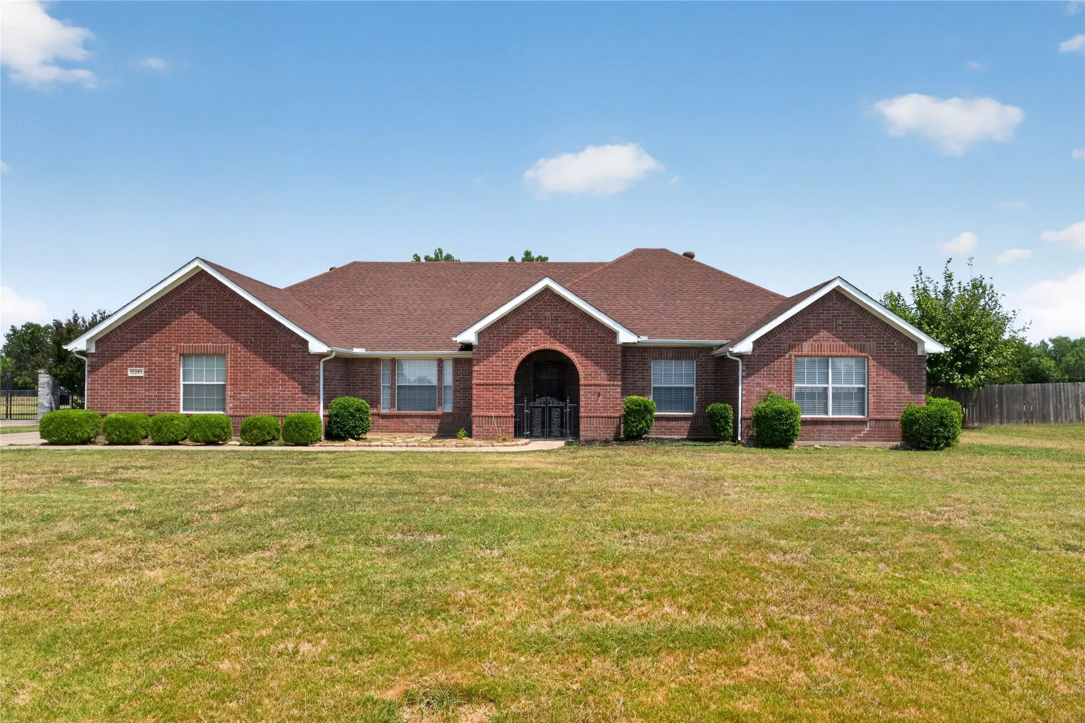 Single Family Residence For Sale in Tarrant County , 10257 E Rancho Diego Lane, Fort Worth, Texas 76036, 3 Bedroom, 2 Bathroom, 2 Garage spaces, 2,401 Sqft, built in 2001, mls#21351397, Real Estate Agent in Fort Worth, Homes For Sale in Tarrant county, Homes For Sale in Fort Worth, Realtor in Fort Worth Texas, Real Estate Brokerage Independent Realty Texas, Luminita Cordes Realtor