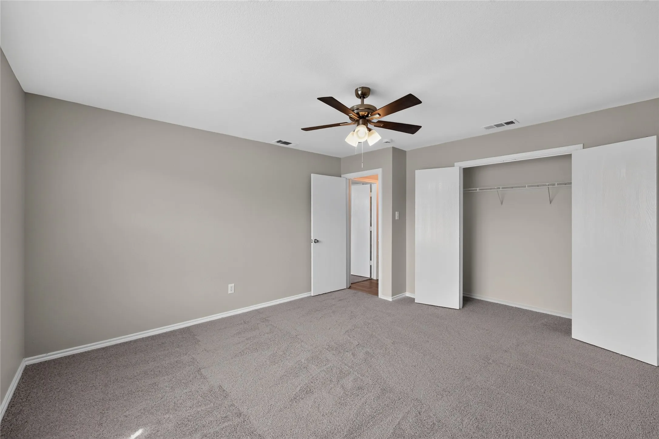 Single Family Residence For Sale in Tarrant County , 10257 E Rancho Diego Lane, Fort Worth, Texas 76036, 3 Bedroom, 2 Bathroom, 2 Garage spaces, 2,401 Sqft, built in 2001, mls#21351397, Real Estate Agent in Fort Worth, Homes For Sale in Tarrant county, Homes For Sale in Fort Worth, Realtor in Fort Worth Texas, Real Estate Brokerage Independent Realty Texas, Luminita Cordes Realtor