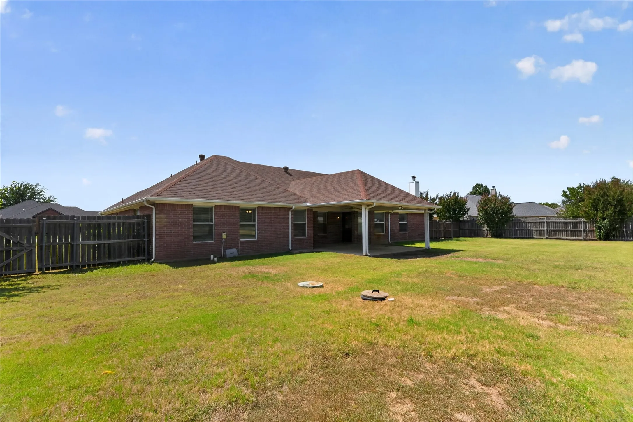 Single Family Residence For Sale in Tarrant County , 10257 E Rancho Diego Lane, Fort Worth, Texas 76036, 3 Bedroom, 2 Bathroom, 2 Garage spaces, 2,401 Sqft, built in 2001, mls#21351397, Real Estate Agent in Fort Worth, Homes For Sale in Tarrant county, Homes For Sale in Fort Worth, Realtor in Fort Worth Texas, Real Estate Brokerage Independent Realty Texas, Luminita Cordes Realtor