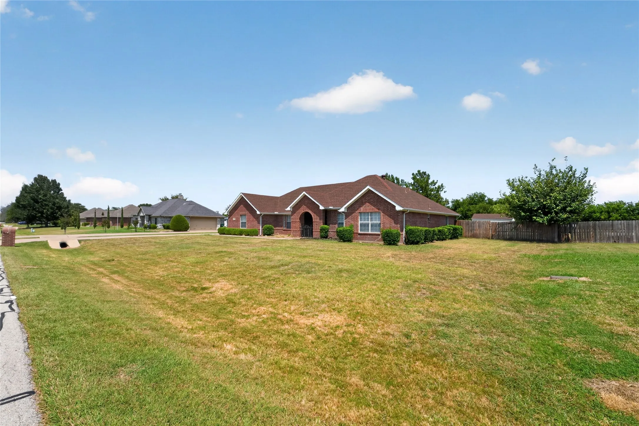 Single Family Residence For Sale in Tarrant County , 10257 E Rancho Diego Lane, Fort Worth, Texas 76036, 3 Bedroom, 2 Bathroom, 2 Garage spaces, 2,401 Sqft, built in 2001, mls#21351397, Real Estate Agent in Fort Worth, Homes For Sale in Tarrant county, Homes For Sale in Fort Worth, Realtor in Fort Worth Texas, Real Estate Brokerage Independent Realty Texas, Luminita Cordes Realtor