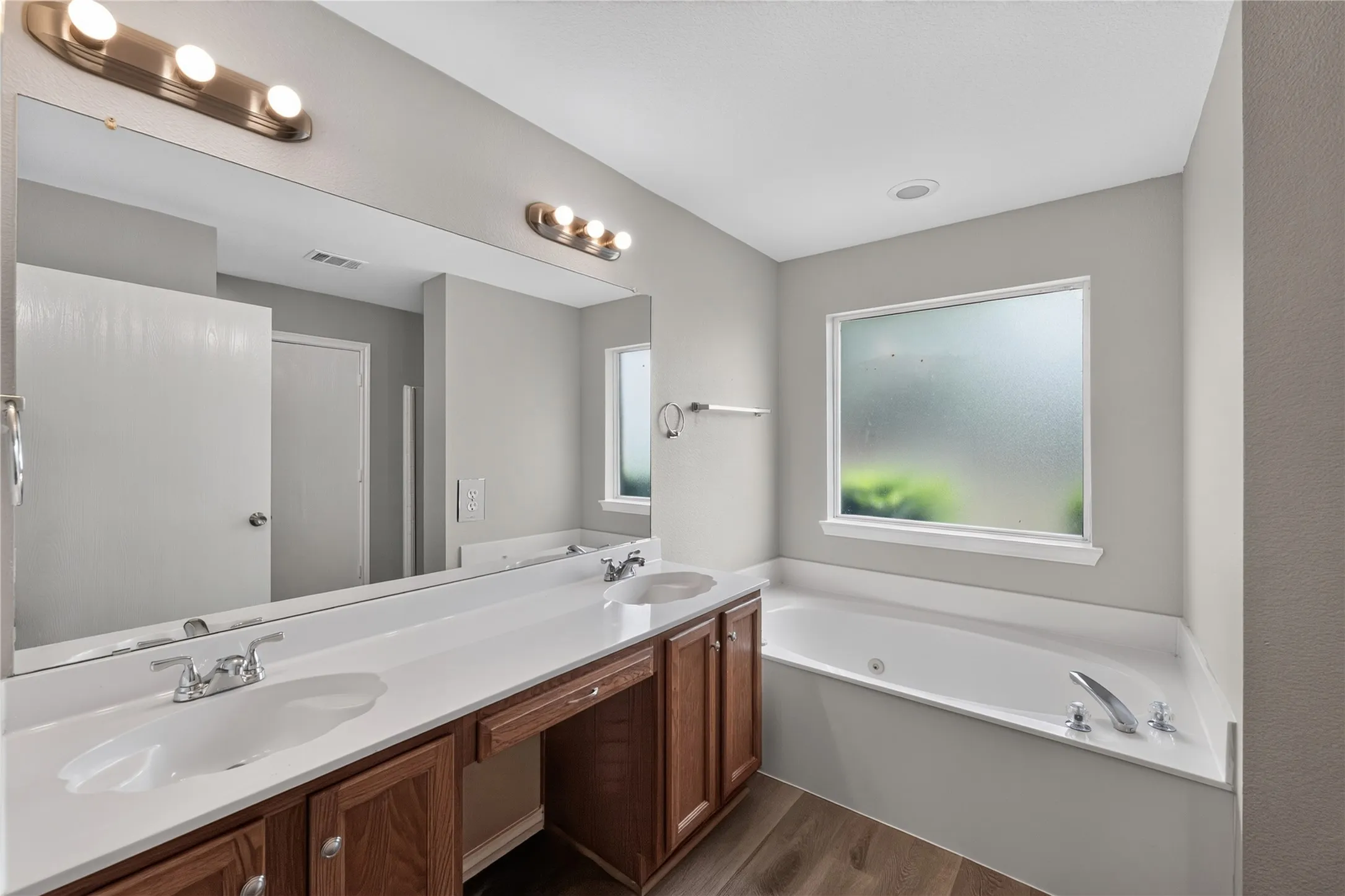 Single Family Residence For Sale in Tarrant County , 10257 E Rancho Diego Lane, Fort Worth, Texas 76036, 3 Bedroom, 2 Bathroom, 2 Garage spaces, 2,401 Sqft, built in 2001, mls#21351397, Real Estate Agent in Fort Worth, Homes For Sale in Tarrant county, Homes For Sale in Fort Worth, Realtor in Fort Worth Texas, Real Estate Brokerage Independent Realty Texas, Luminita Cordes Realtor