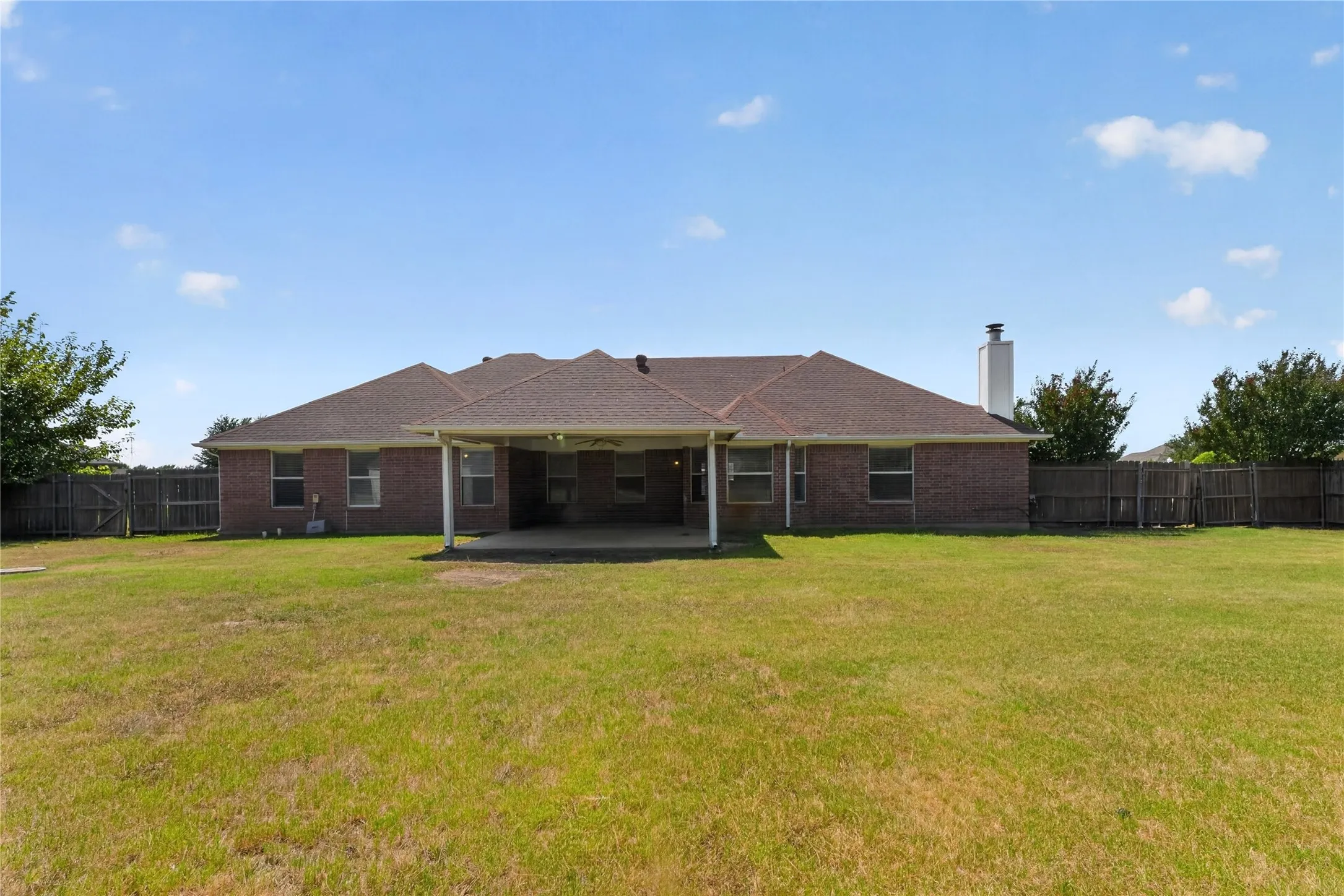 Single Family Residence For Sale in Tarrant County , 10257 E Rancho Diego Lane, Fort Worth, Texas 76036, 3 Bedroom, 2 Bathroom, 2 Garage spaces, 2,401 Sqft, built in 2001, mls#21351397, Real Estate Agent in Fort Worth, Homes For Sale in Tarrant county, Homes For Sale in Fort Worth, Realtor in Fort Worth Texas, Real Estate Brokerage Independent Realty Texas, Luminita Cordes Realtor