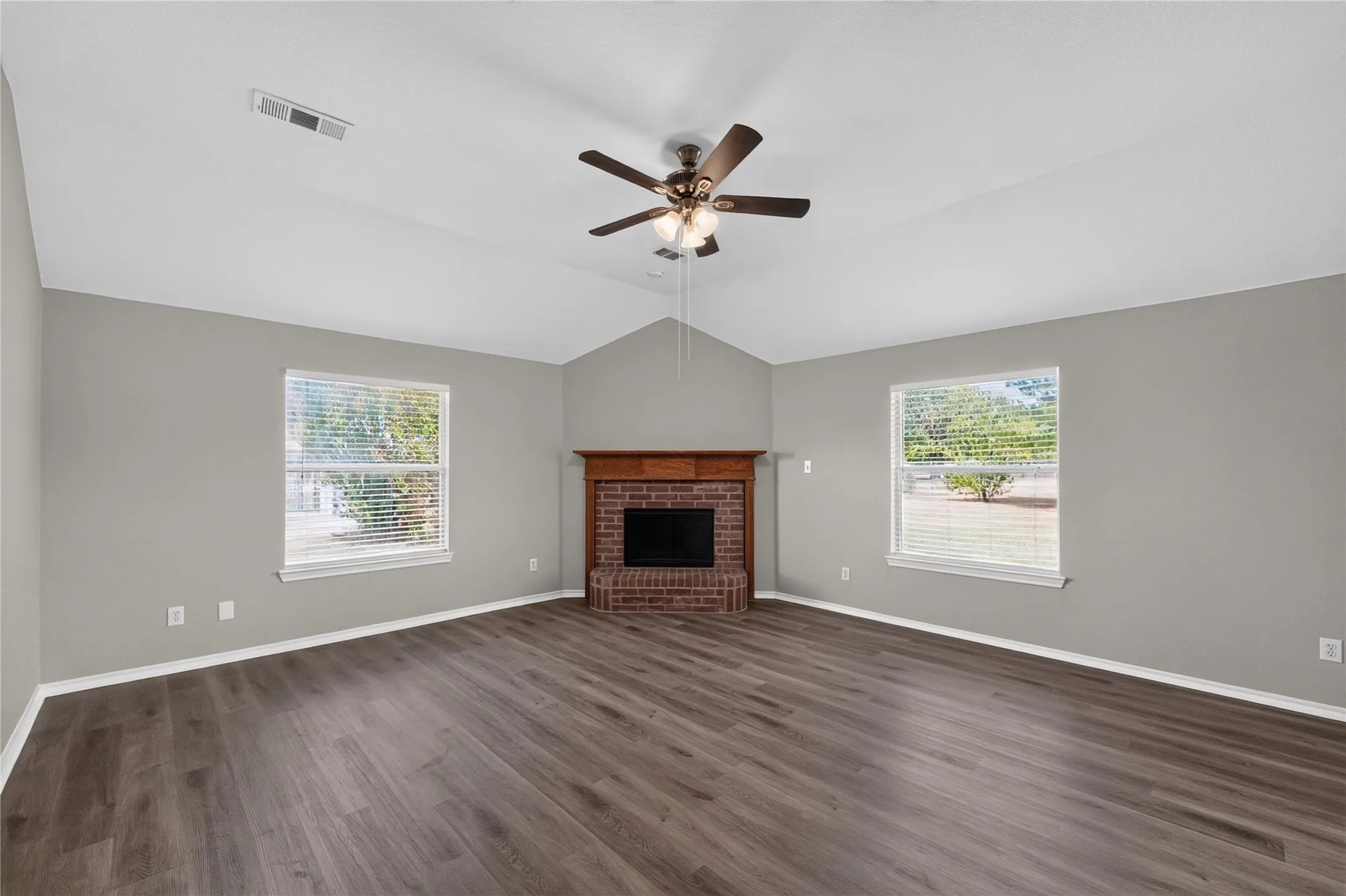 Single Family Residence For Sale in Tarrant County , 10257 E Rancho Diego Lane, Fort Worth, Texas 76036, 3 Bedroom, 2 Bathroom, 2 Garage spaces, 2,401 Sqft, built in 2001, mls#21351397, Real Estate Agent in Fort Worth, Homes For Sale in Tarrant county, Homes For Sale in Fort Worth, Realtor in Fort Worth Texas, Real Estate Brokerage Independent Realty Texas, Luminita Cordes Realtor