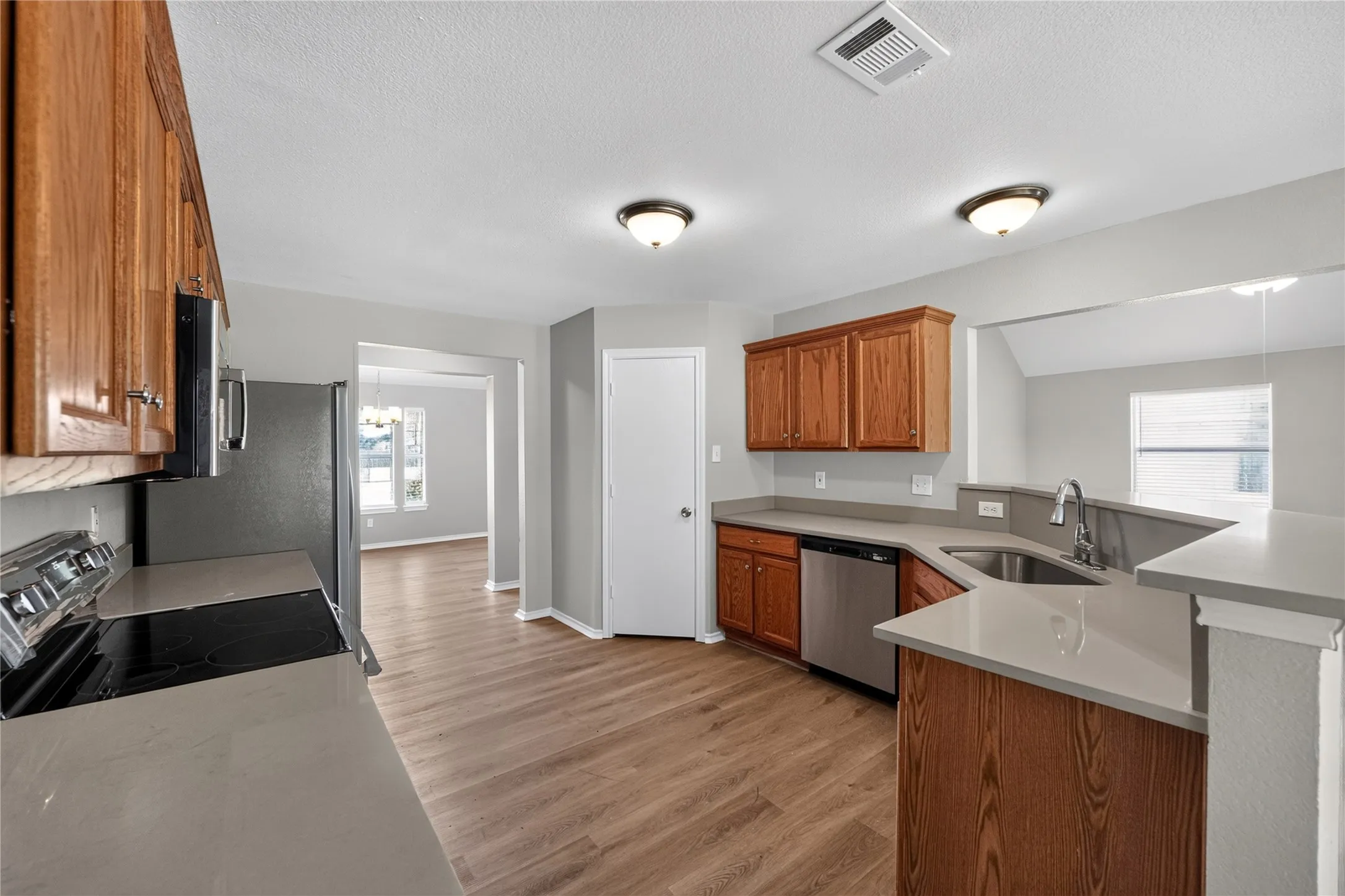 Single Family Residence For Sale in Tarrant County , 10257 E Rancho Diego Lane, Fort Worth, Texas 76036, 3 Bedroom, 2 Bathroom, 2 Garage spaces, 2,401 Sqft, built in 2001, mls#21351397, Real Estate Agent in Fort Worth, Homes For Sale in Tarrant county, Homes For Sale in Fort Worth, Realtor in Fort Worth Texas, Real Estate Brokerage Independent Realty Texas, Luminita Cordes Realtor