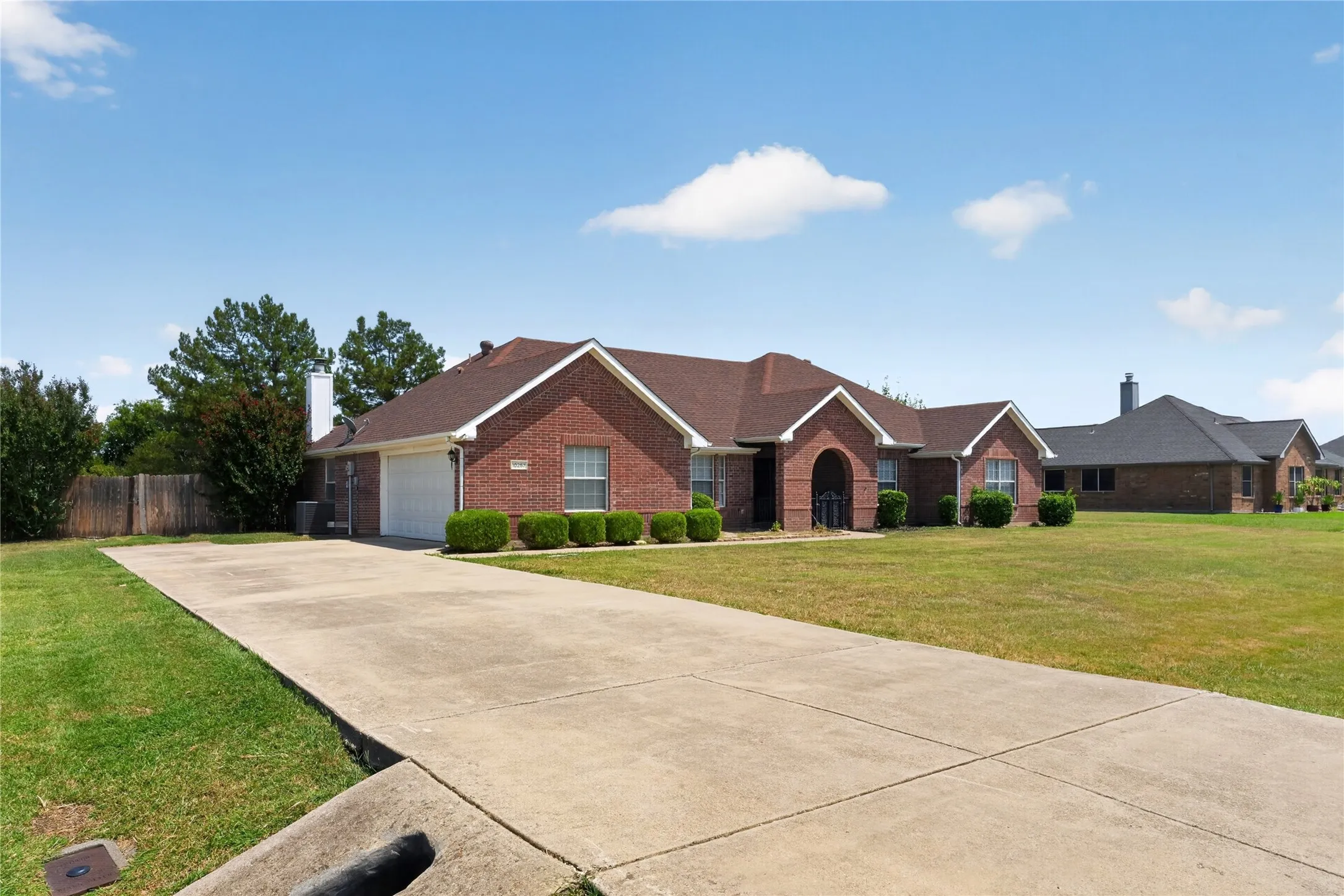 Single Family Residence For Sale in Tarrant County , 10257 E Rancho Diego Lane, Fort Worth, Texas 76036, 3 Bedroom, 2 Bathroom, 2 Garage spaces, 2,401 Sqft, built in 2001, mls#21351397, Real Estate Agent in Fort Worth, Homes For Sale in Tarrant county, Homes For Sale in Fort Worth, Realtor in Fort Worth Texas, Real Estate Brokerage Independent Realty Texas, Luminita Cordes Realtor