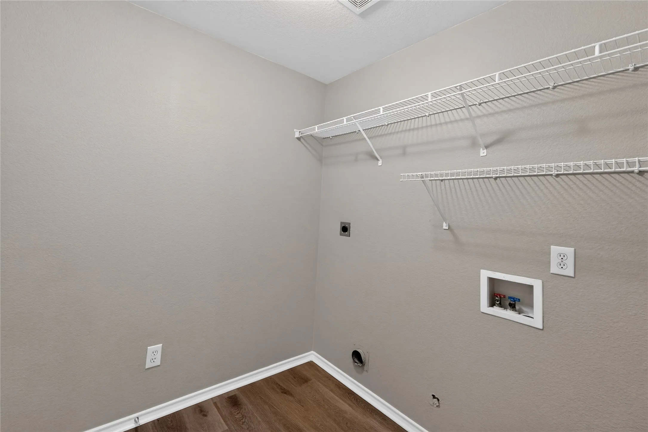 Single Family Residence For Sale in Tarrant County , 10257 E Rancho Diego Lane, Fort Worth, Texas 76036, 3 Bedroom, 2 Bathroom, 2 Garage spaces, 2,401 Sqft, built in 2001, mls#21351397, Real Estate Agent in Fort Worth, Homes For Sale in Tarrant county, Homes For Sale in Fort Worth, Realtor in Fort Worth Texas, Real Estate Brokerage Independent Realty Texas, Luminita Cordes Realtor