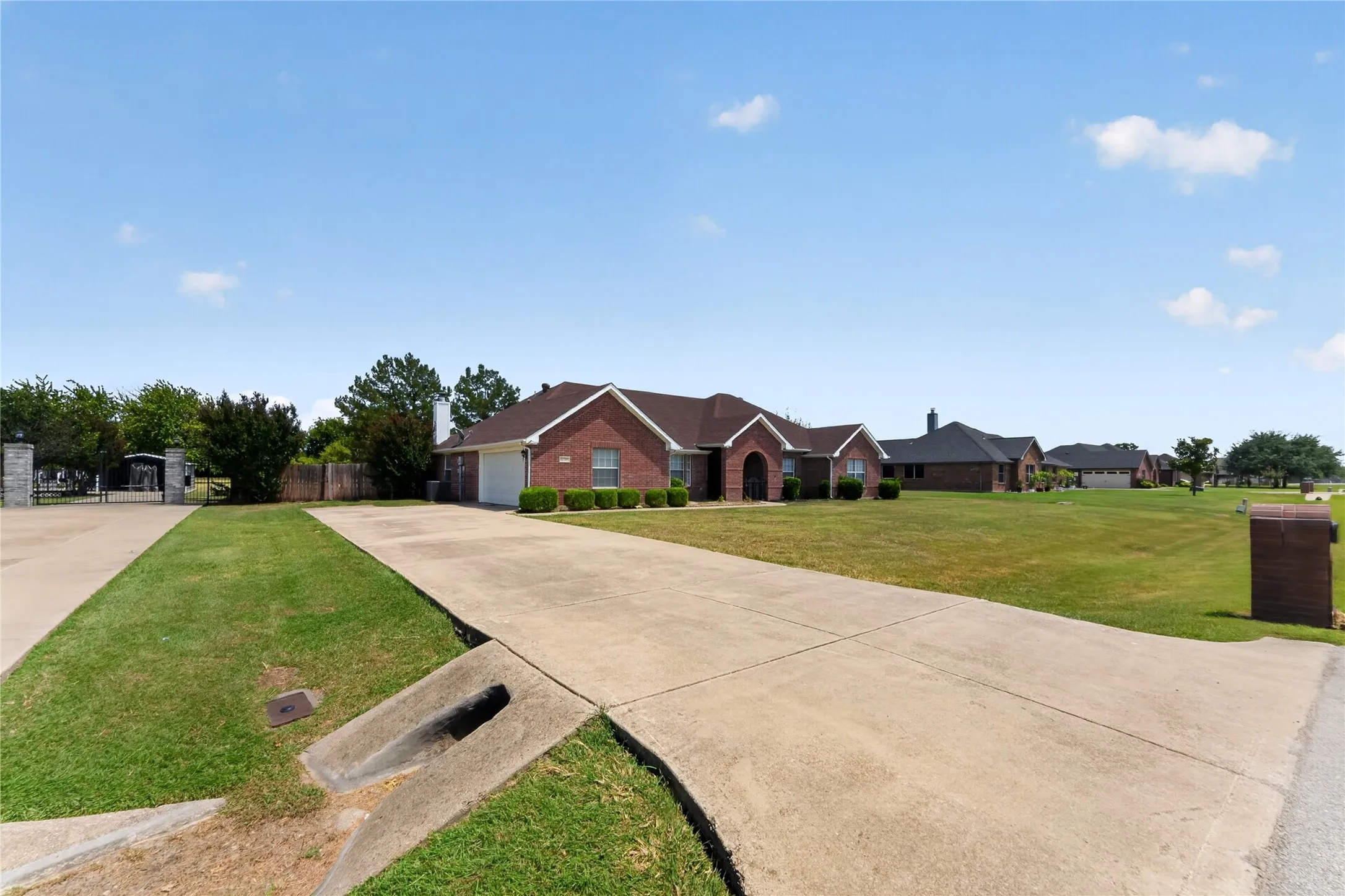 Single Family Residence For Sale in Tarrant County , 10257 E Rancho Diego Lane, Fort Worth, Texas 76036, 3 Bedroom, 2 Bathroom, 2 Garage spaces, 2,401 Sqft, built in 2001, mls#21351397, Real Estate Agent in Fort Worth, Homes For Sale in Tarrant county, Homes For Sale in Fort Worth, Realtor in Fort Worth Texas, Real Estate Brokerage Independent Realty Texas, Luminita Cordes Realtor