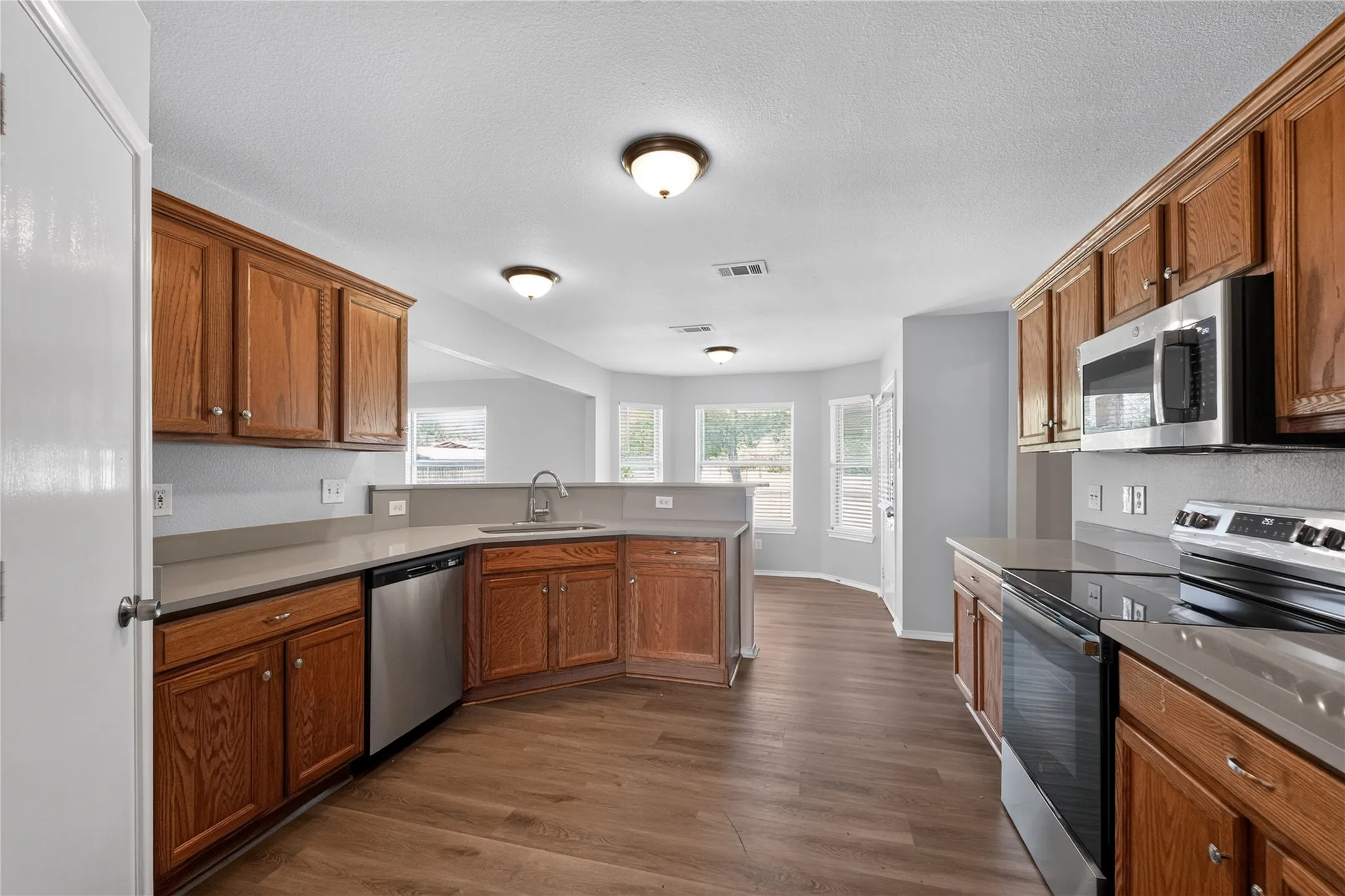 Single Family Residence For Sale in Tarrant County , 10257 E Rancho Diego Lane, Fort Worth, Texas 76036, 3 Bedroom, 2 Bathroom, 2 Garage spaces, 2,401 Sqft, built in 2001, mls#21351397, Real Estate Agent in Fort Worth, Homes For Sale in Tarrant county, Homes For Sale in Fort Worth, Realtor in Fort Worth Texas, Real Estate Brokerage Independent Realty Texas, Luminita Cordes Realtor