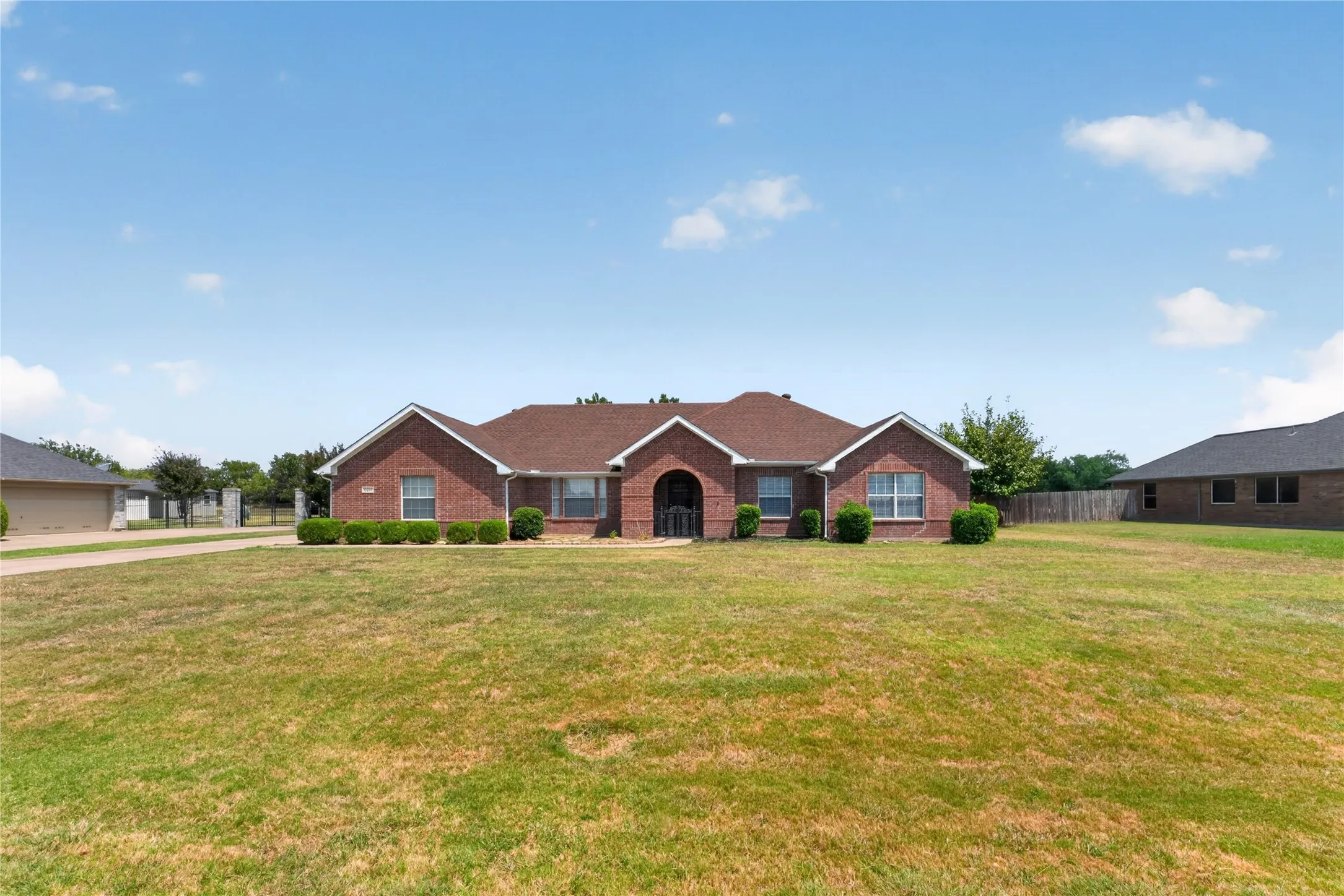 Single Family Residence For Sale in Tarrant County , 10257 E Rancho Diego Lane, Fort Worth, Texas 76036, 3 Bedroom, 2 Bathroom, 2 Garage spaces, 2,401 Sqft, built in 2001, mls#21351397, Real Estate Agent in Fort Worth, Homes For Sale in Tarrant county, Homes For Sale in Fort Worth, Realtor in Fort Worth Texas, Real Estate Brokerage Independent Realty Texas, Luminita Cordes Realtor