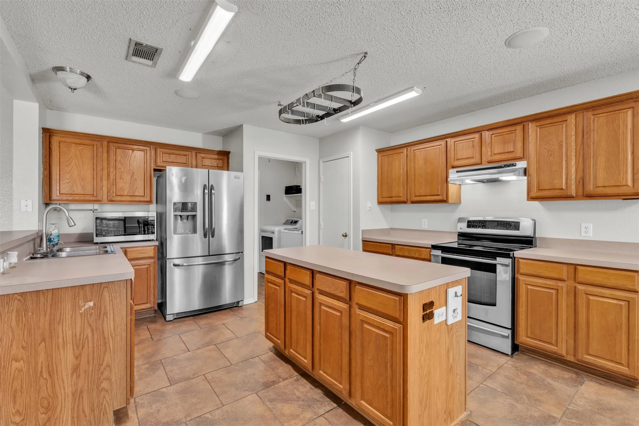 Single Family Residence For Sale in Johnson County , 1017 Aaron Drive, Burleson, Texas 76028, 4 Bedroom, 2 Bathroom, 2 Garage spaces, 1,964 Sqft, built in 2003, mls#21347762, Real Estate Agent in Burleson, Homes For Sale in Johnson county, Homes For Sale in Burleson, Realtor in Burleson Texas, Real Estate Brokerage Independent Realty Texas, Luminita Cordes Realtor