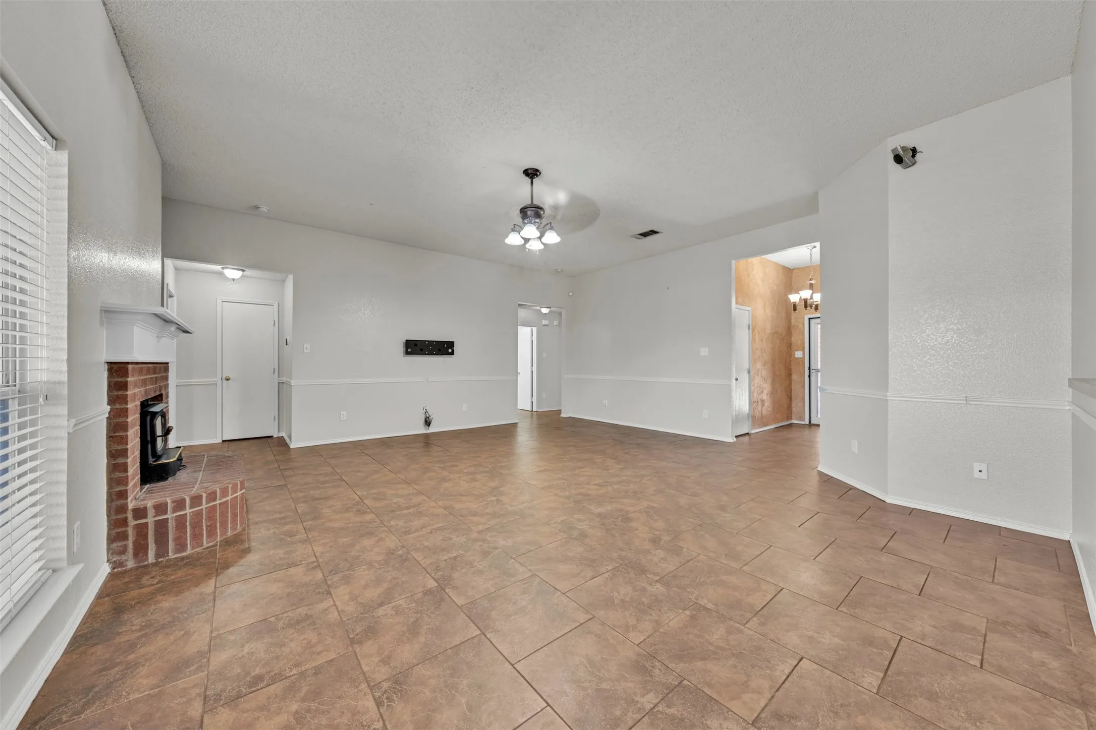 Single Family Residence For Sale in Johnson County , 1017 Aaron Drive, Burleson, Texas 76028, 4 Bedroom, 2 Bathroom, 2 Garage spaces, 1,964 Sqft, built in 2003, mls#21347762, Real Estate Agent in Burleson, Homes For Sale in Johnson county, Homes For Sale in Burleson, Realtor in Burleson Texas, Real Estate Brokerage Independent Realty Texas, Luminita Cordes Realtor