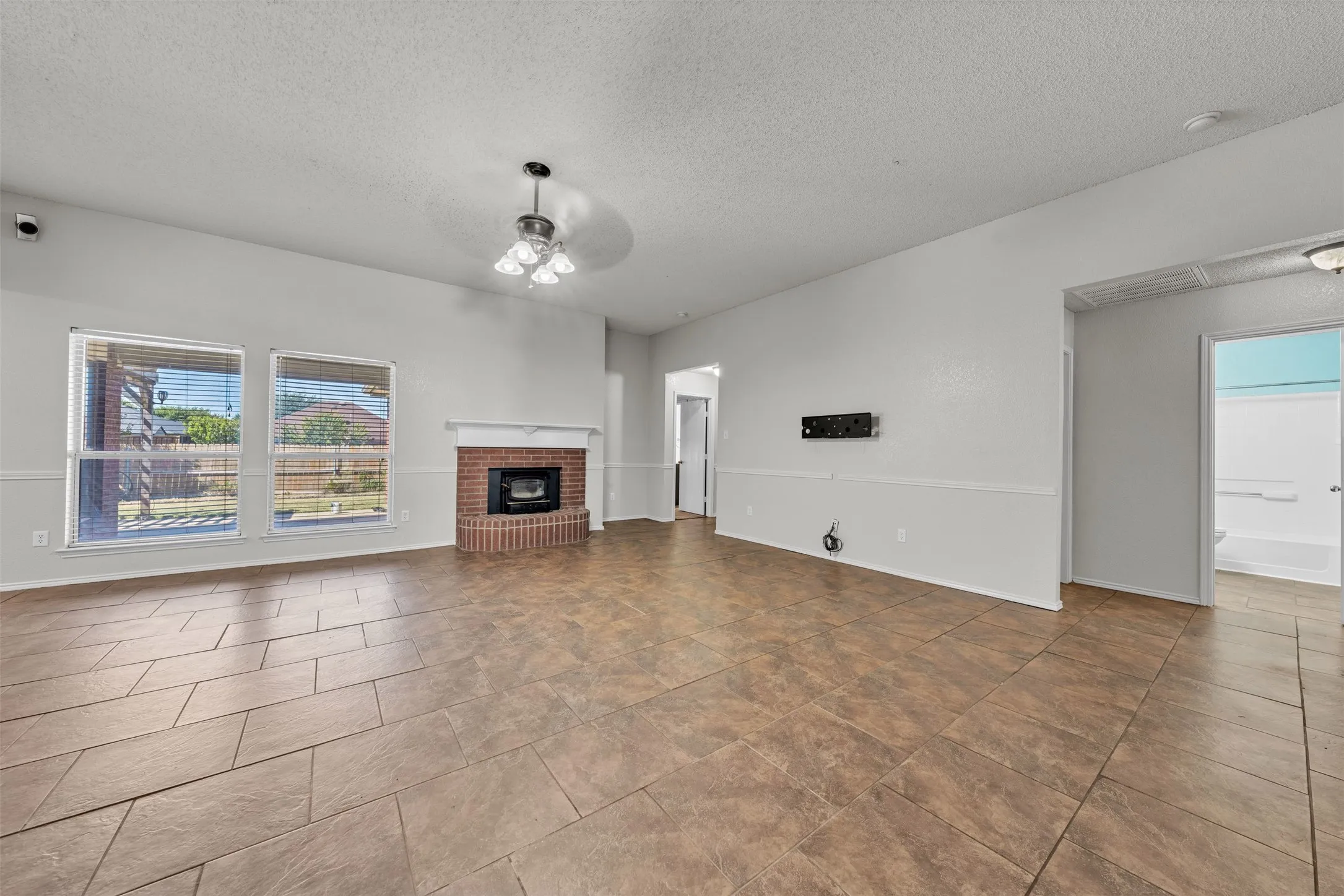 Single Family Residence For Sale in Johnson County , 1017 Aaron Drive, Burleson, Texas 76028, 4 Bedroom, 2 Bathroom, 2 Garage spaces, 1,964 Sqft, built in 2003, mls#21347762, Real Estate Agent in Burleson, Homes For Sale in Johnson county, Homes For Sale in Burleson, Realtor in Burleson Texas, Real Estate Brokerage Independent Realty Texas, Luminita Cordes Realtor