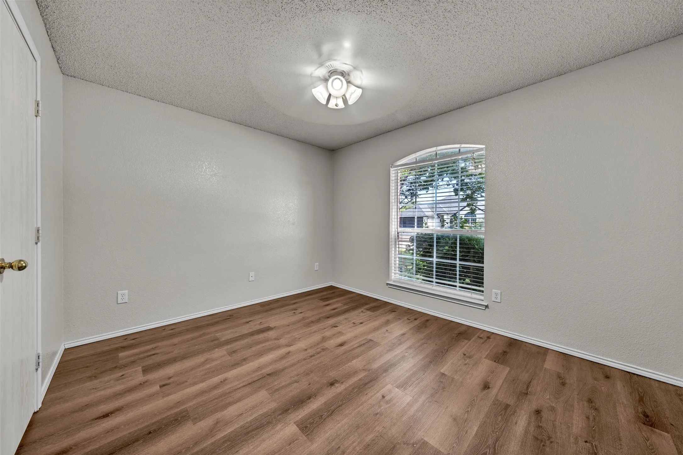 Single Family Residence For Sale in Johnson County , 1017 Aaron Drive, Burleson, Texas 76028, 4 Bedroom, 2 Bathroom, 2 Garage spaces, 1,964 Sqft, built in 2003, mls#21347762, Real Estate Agent in Burleson, Homes For Sale in Johnson county, Homes For Sale in Burleson, Realtor in Burleson Texas, Real Estate Brokerage Independent Realty Texas, Luminita Cordes Realtor